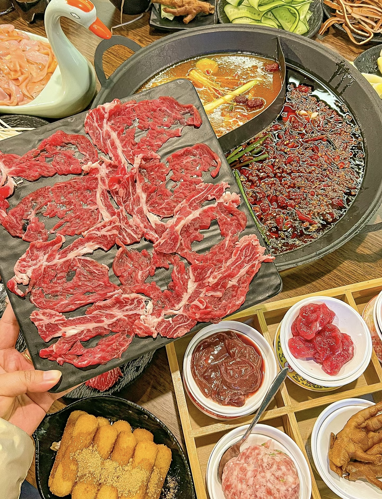 新鲜的牛肉摆在盘中，如艺术品般诱人。夹起 配图1