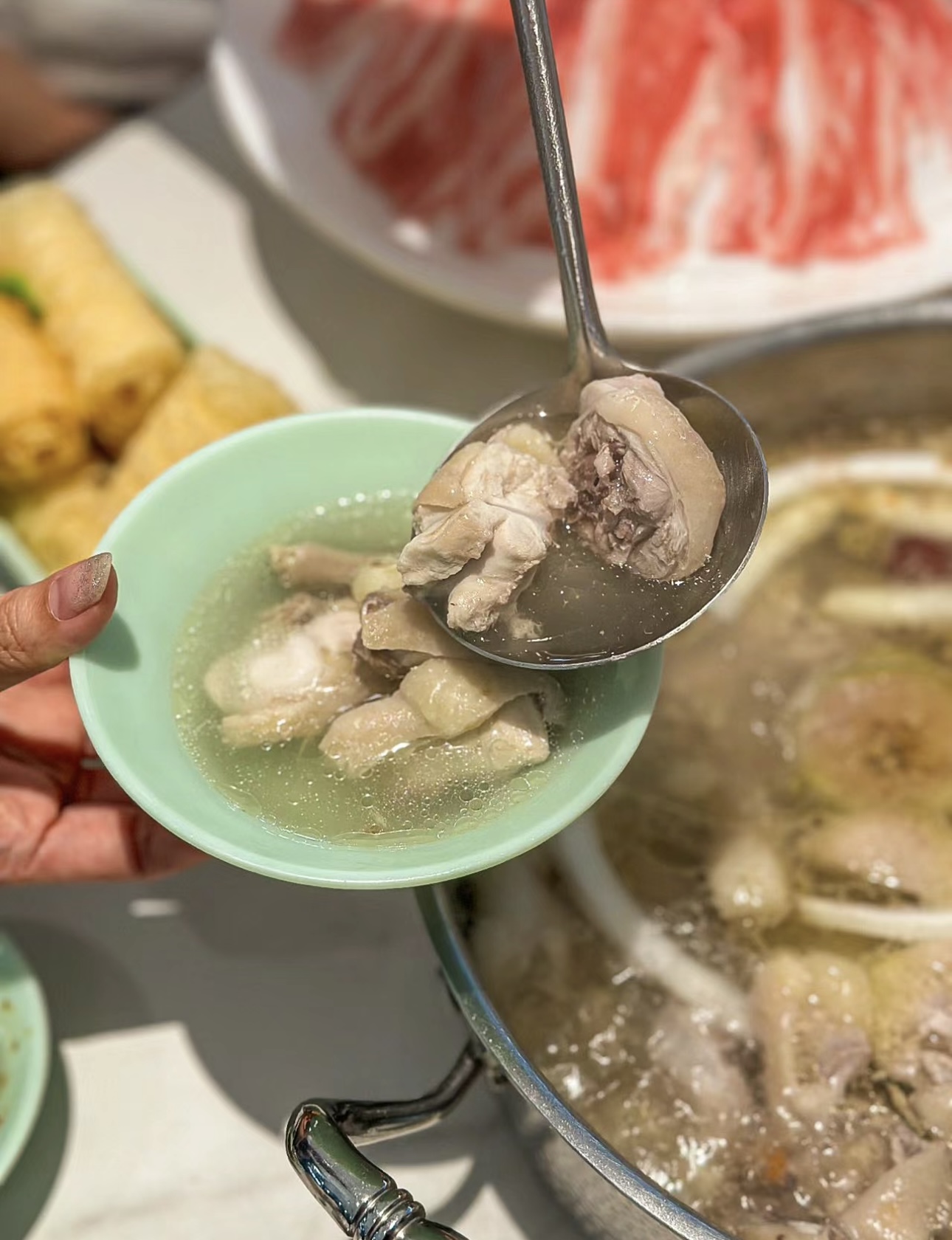 品味清甜椰香，畅享鲜嫩鸡肉。椰子鸡火锅， 配图3