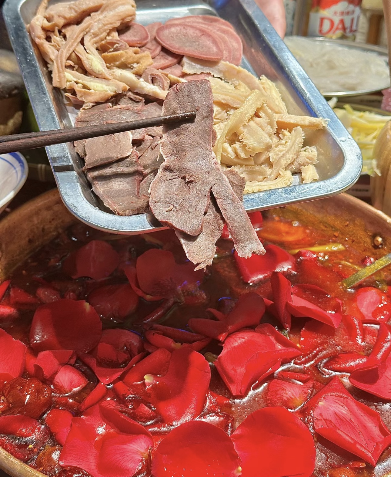 浪漫的玫瑰融入锅中，香气四溢。鲜嫩的食材 配图3