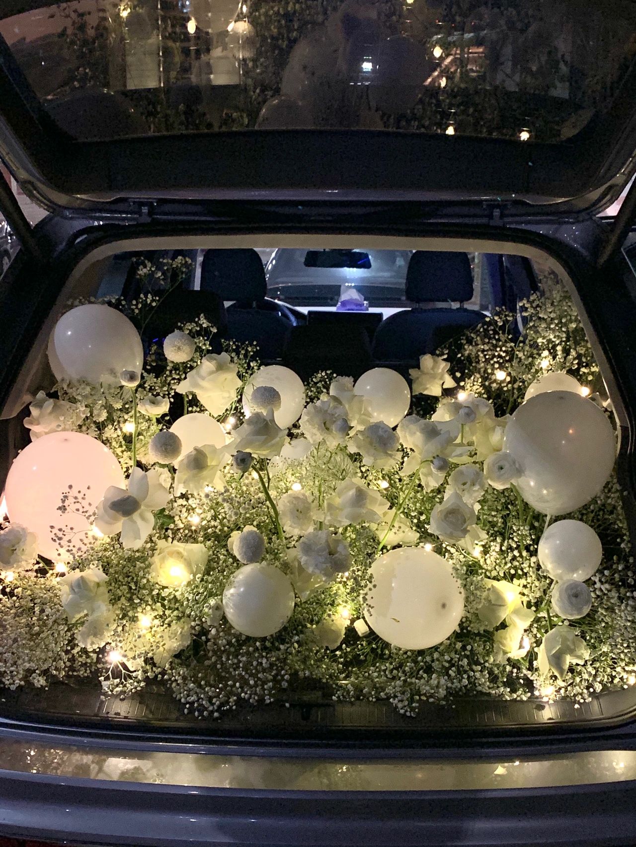 白色系后备箱求婚布置 结婚前一定要给女朋 配图1