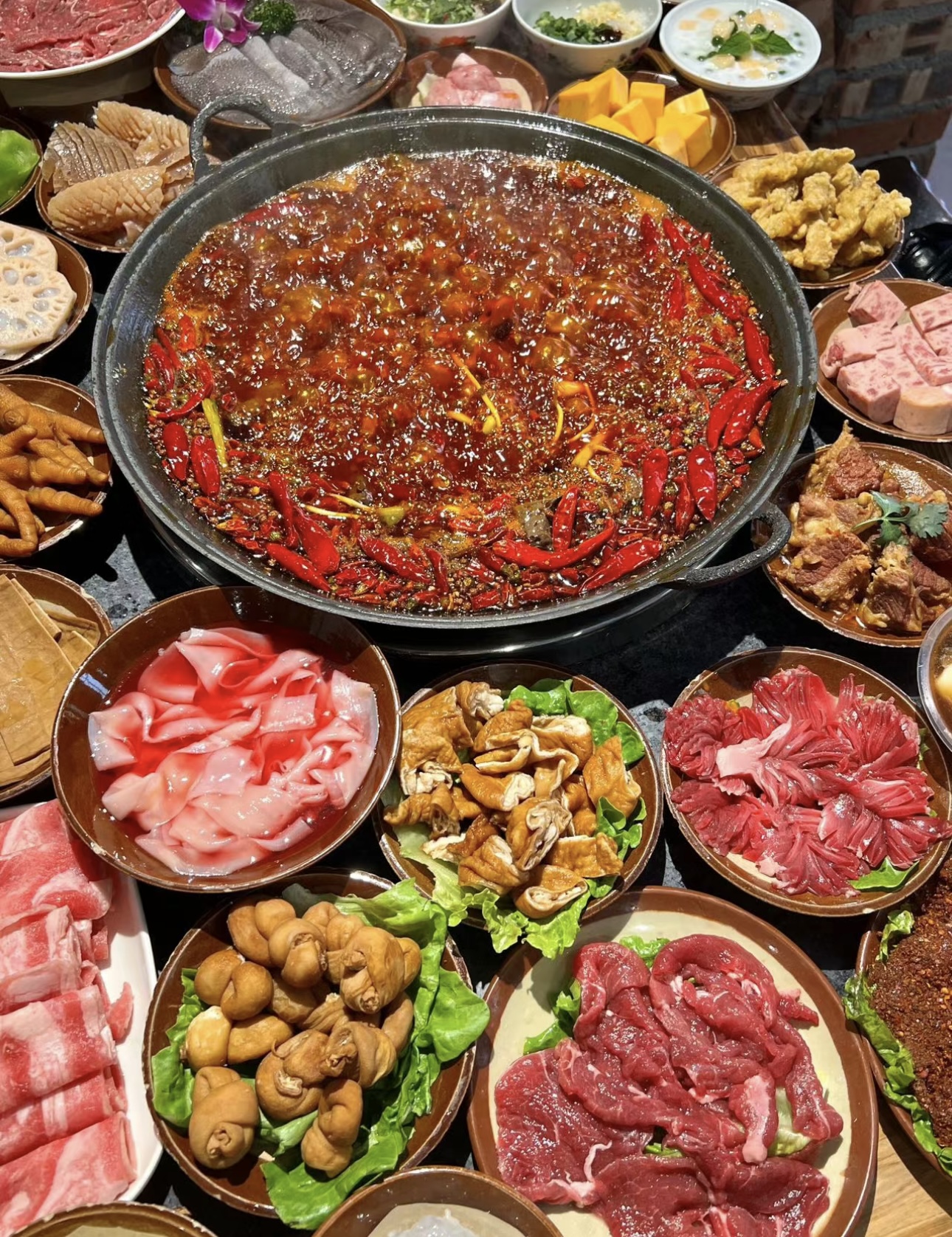 “巴渝风情，麻辣鲜香，重庆火锅以其独特的 配图1