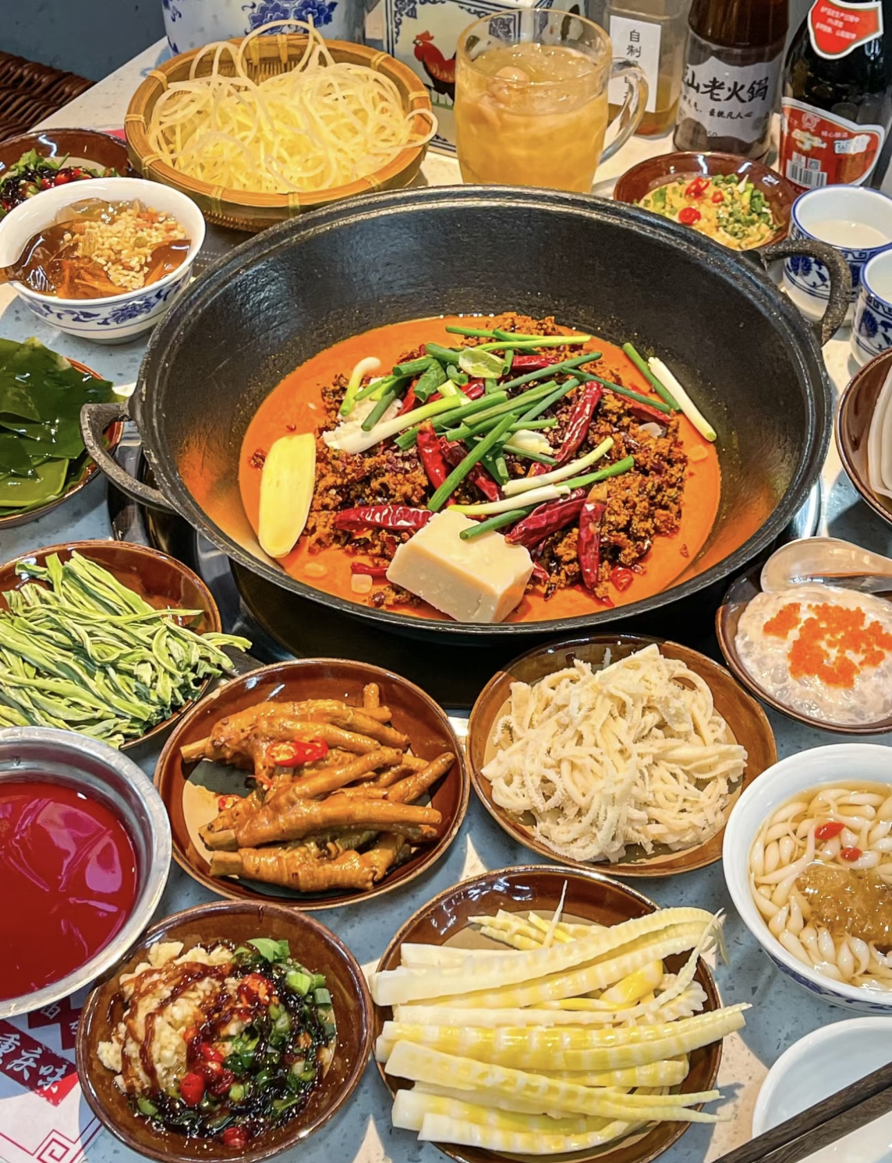 嘿！来尝尝重庆火锅，那锅底红得像辣椒在跳 配图1