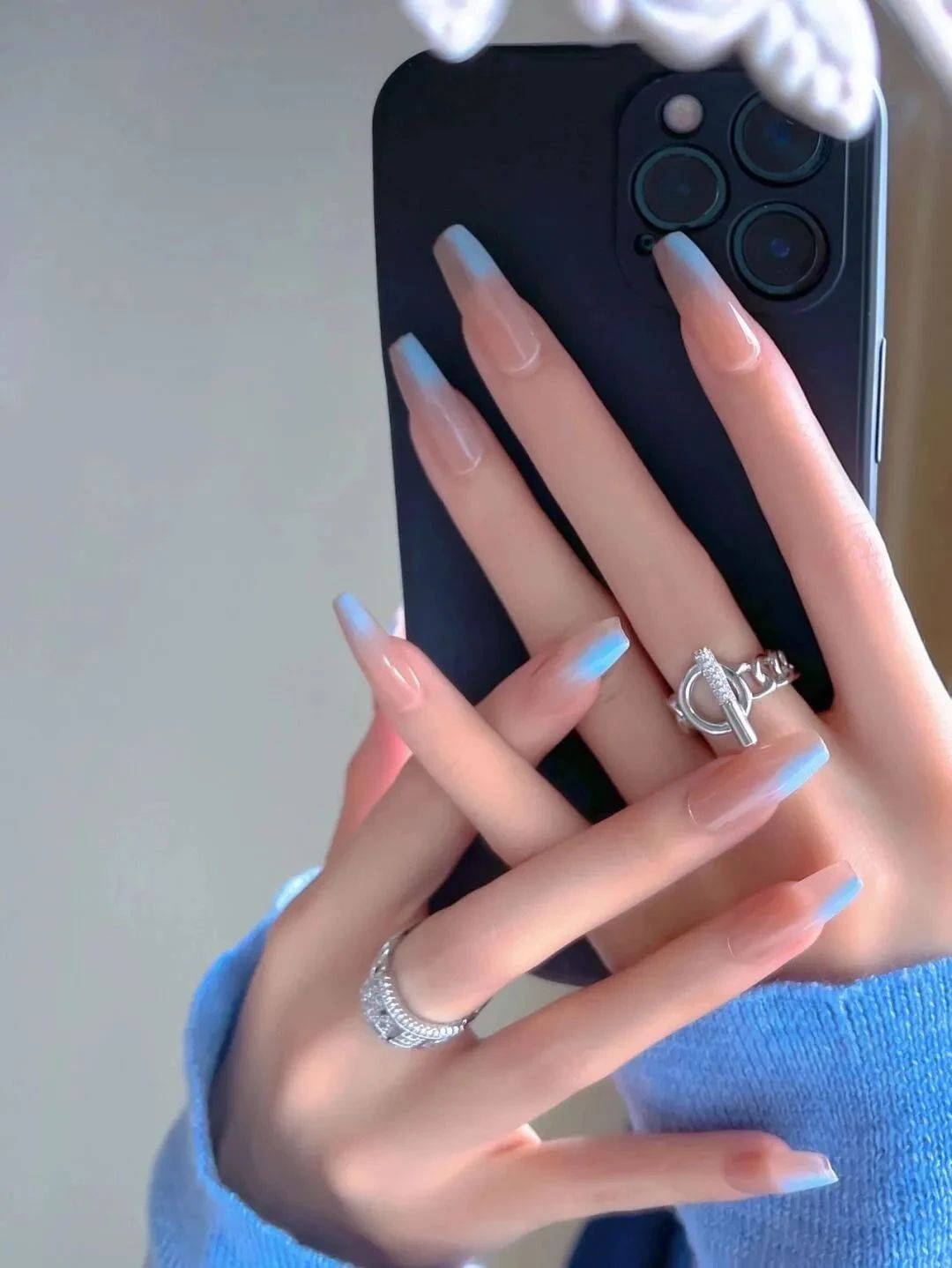 天蓝色温柔风美甲💅 裸色系打底增添一抹天