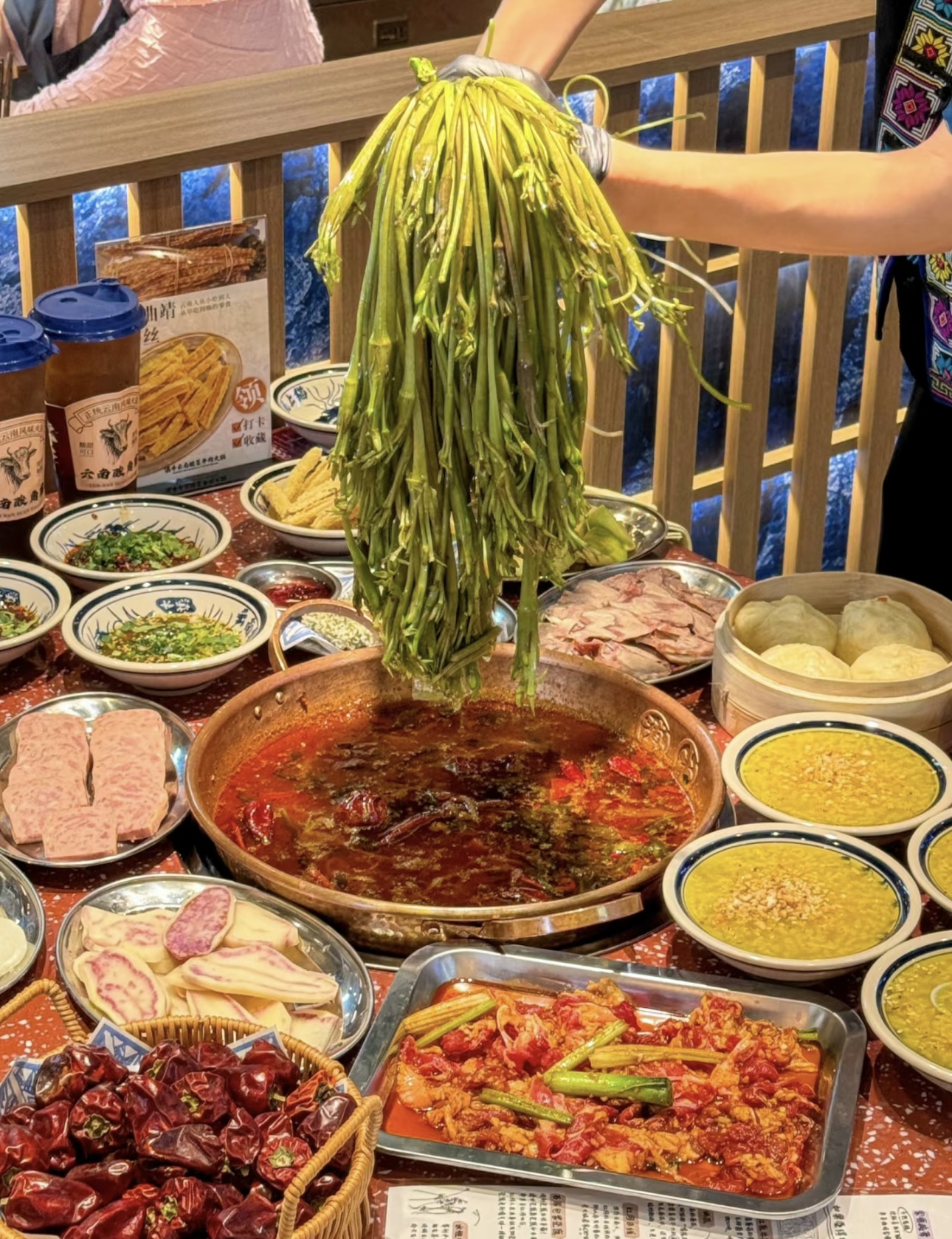 热辣飘香，食材在锅中跳跃，围坐一起，欢声 配图2