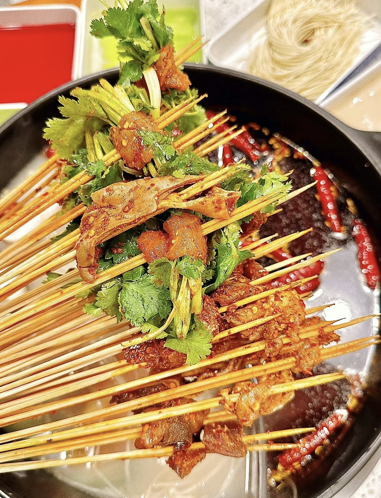 鲜香麻辣的串串火锅，各种食材任您挑选。在 配图3