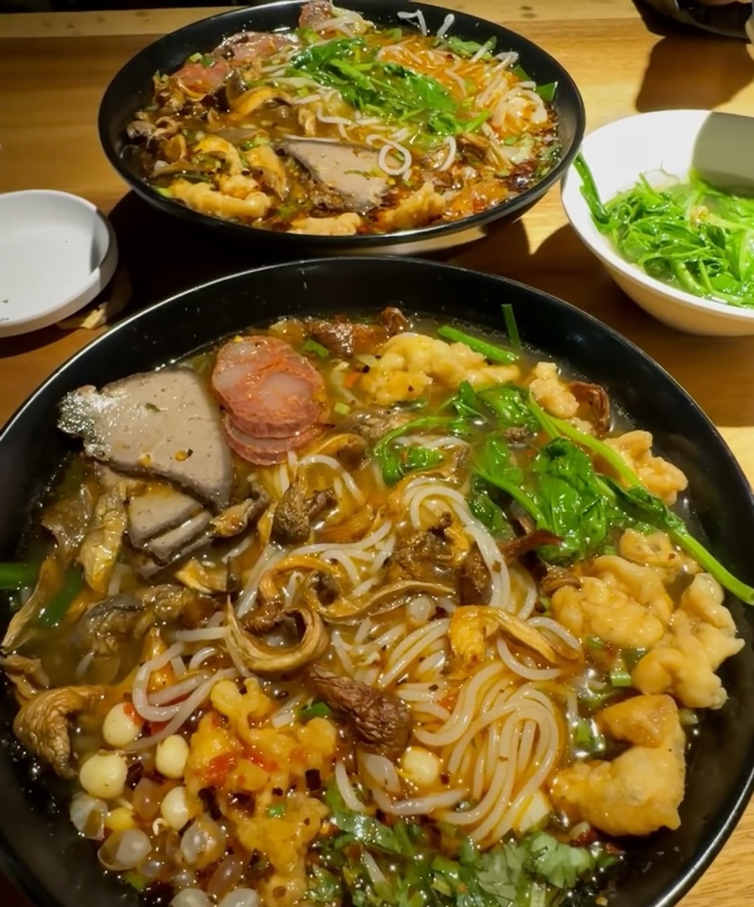 锅的汤盛满，再舀起一大坨鲜肉，摁实在锅壁 配图1