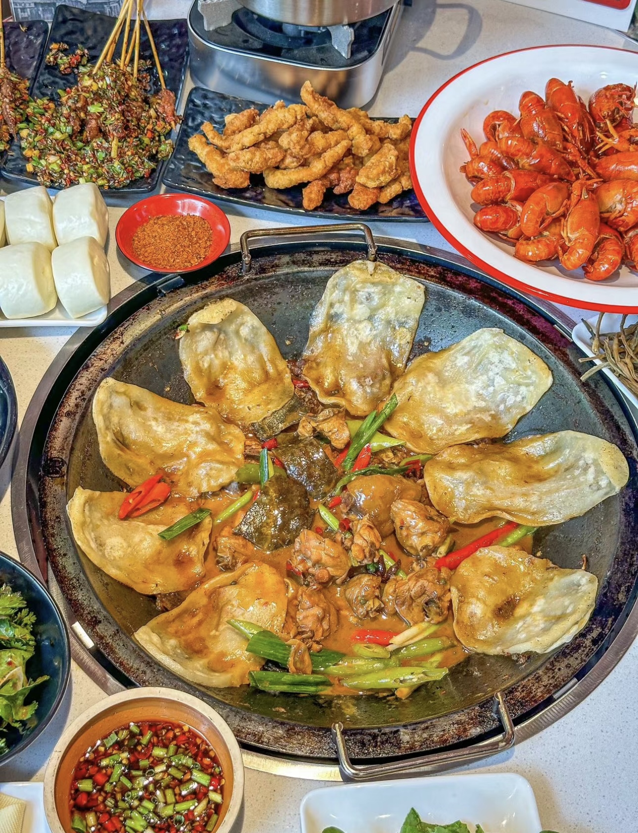 来品尝地锅鸡啦！铁锅炖煮，鸡肉鲜嫩多汁， 配图1
