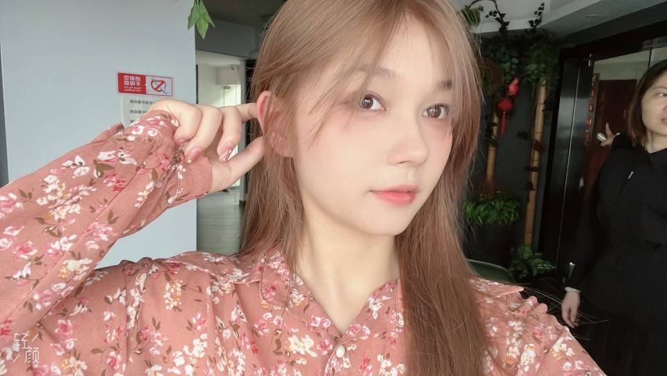 奶茶色，女生一定要尝试的发色 只有尝试后