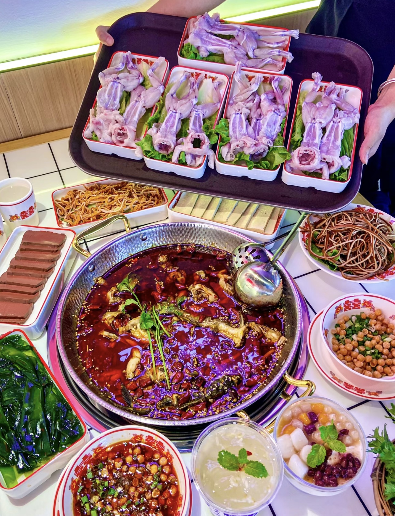 肥美的田鸡在锅中煮出诱人鲜味，麻辣鲜香刺 配图1