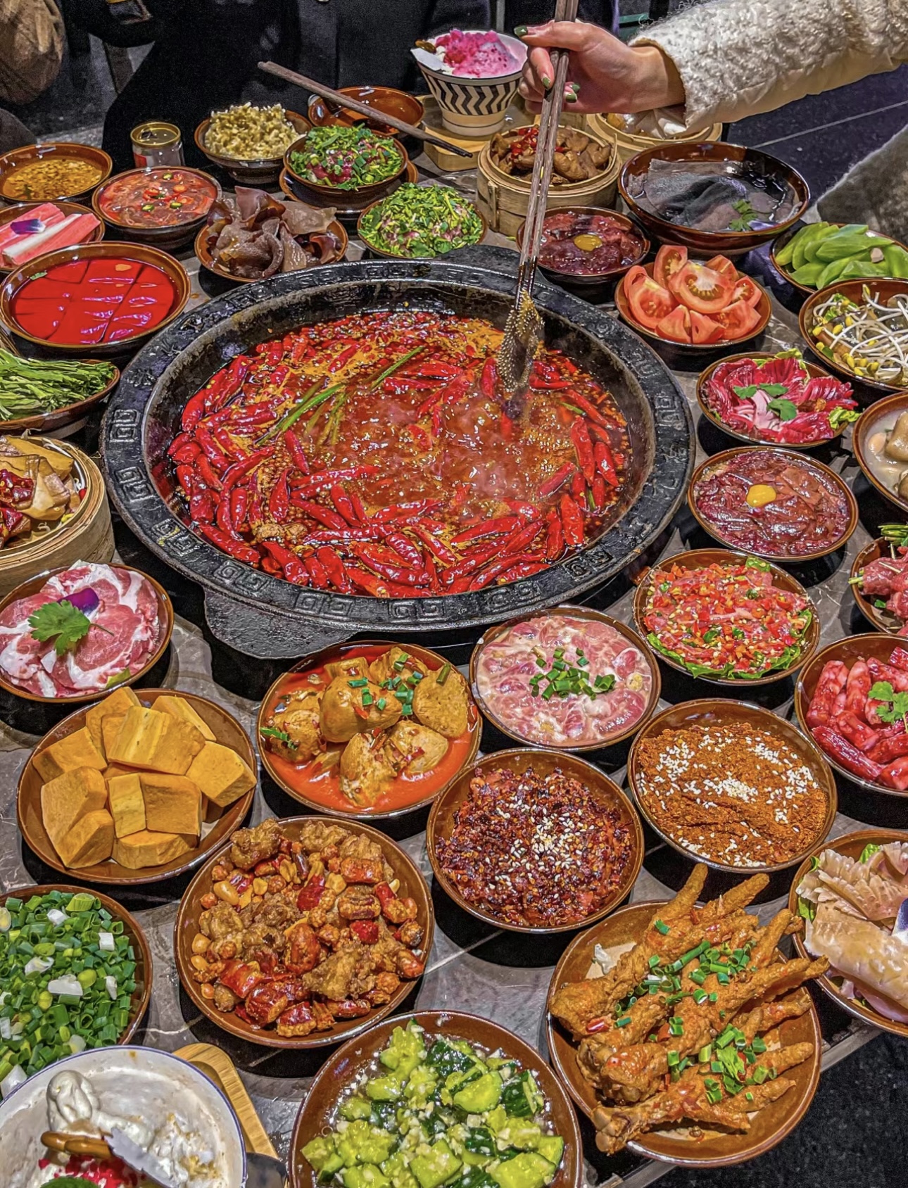 火锅店内热气腾腾，食材在锅中跳跃。香辣气 配图1