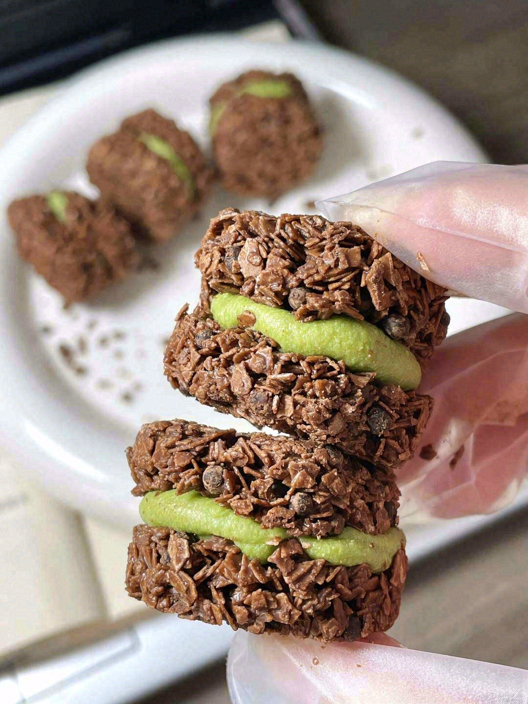🍪外面是厚厚的巧克力麦片➕抹茶的牛轧夹心 配图3