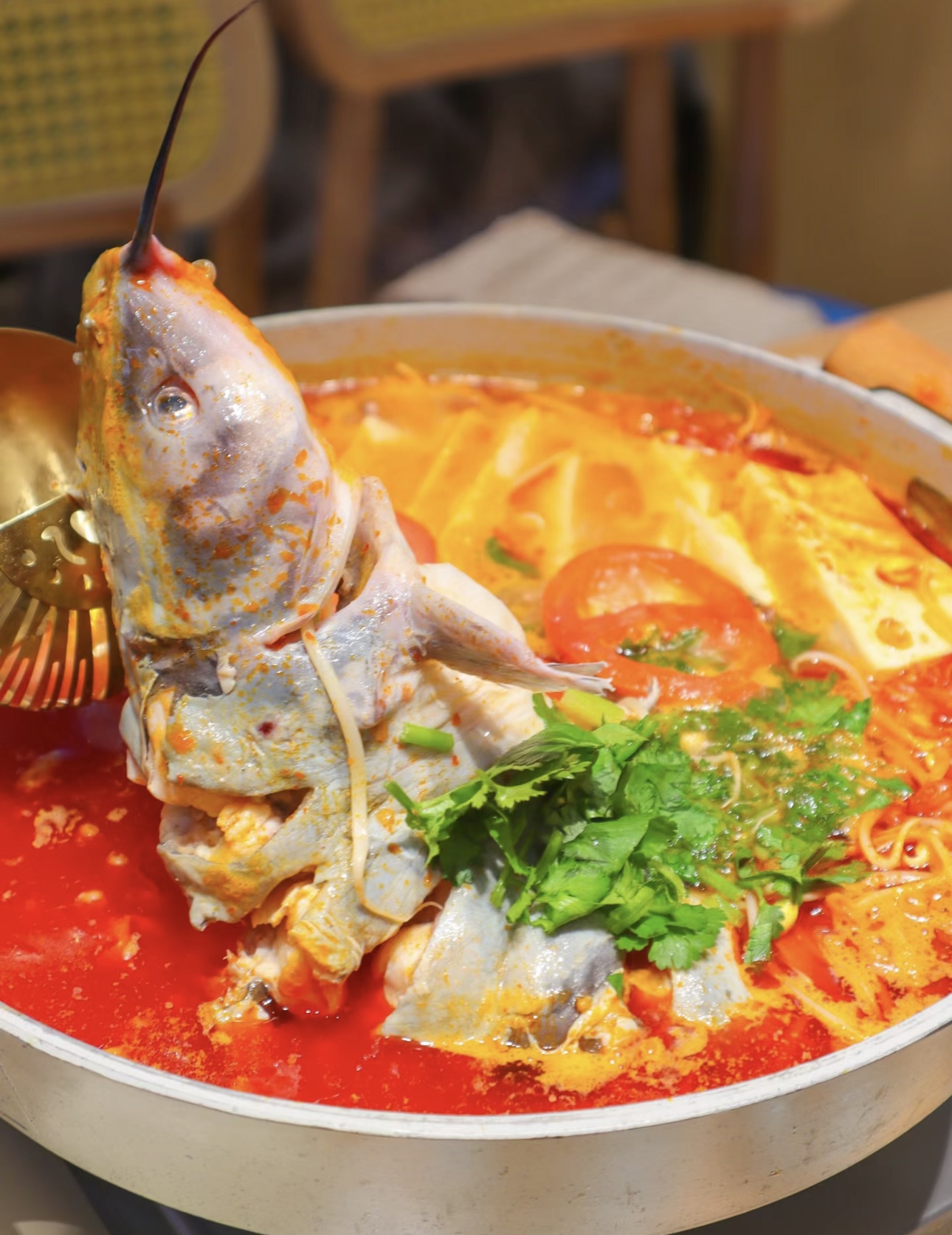 酸辣鲜香的汤底，搭配鲜嫩的鱼肉，在锅中翻 配图3