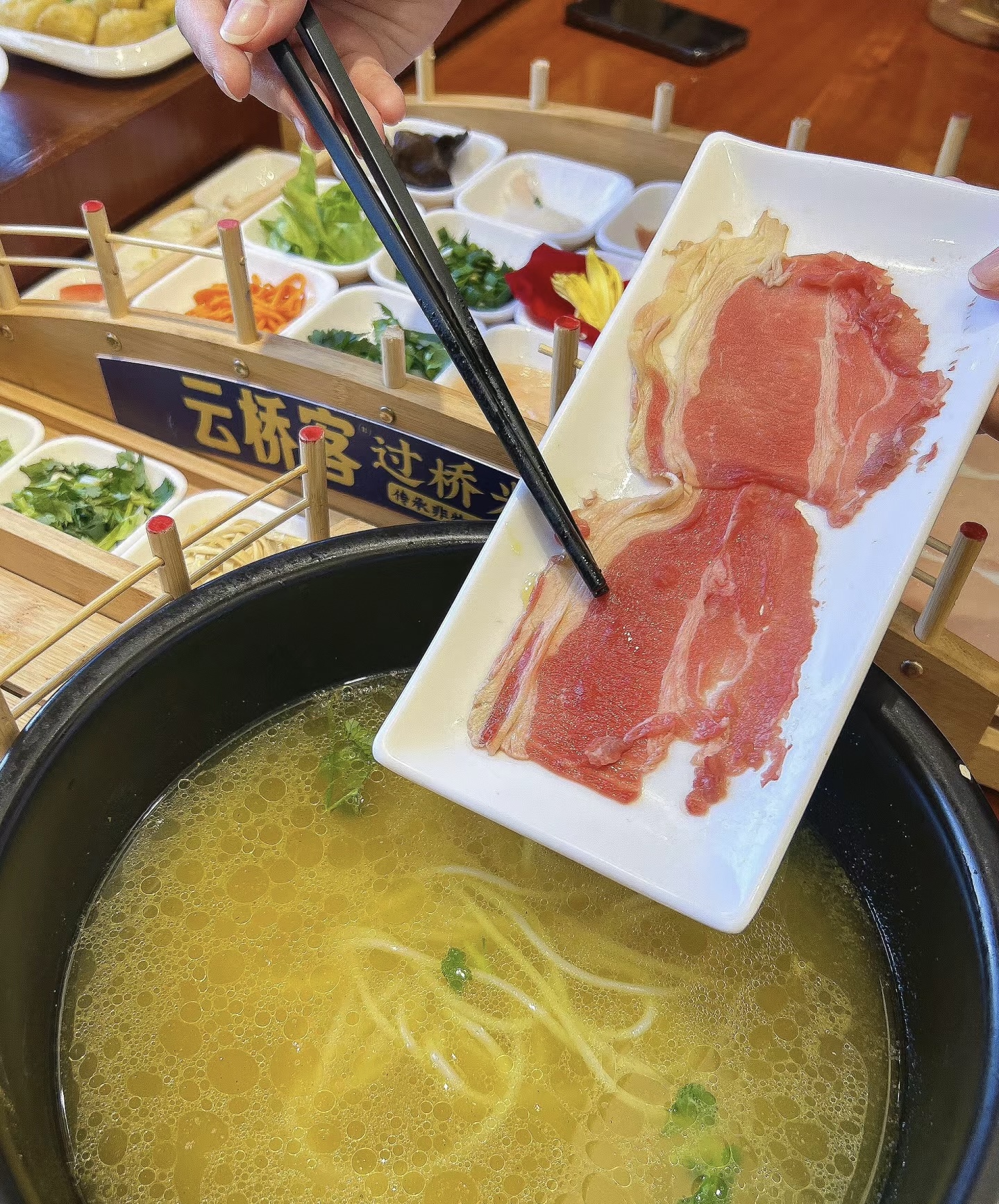 热腾腾的云南过桥米线端上来再把小格里的食 配图2