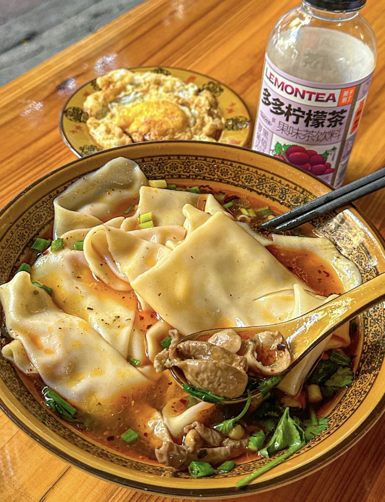 手工制作的铺盖面，薄如蝉翼，口感劲道。搭 配图3