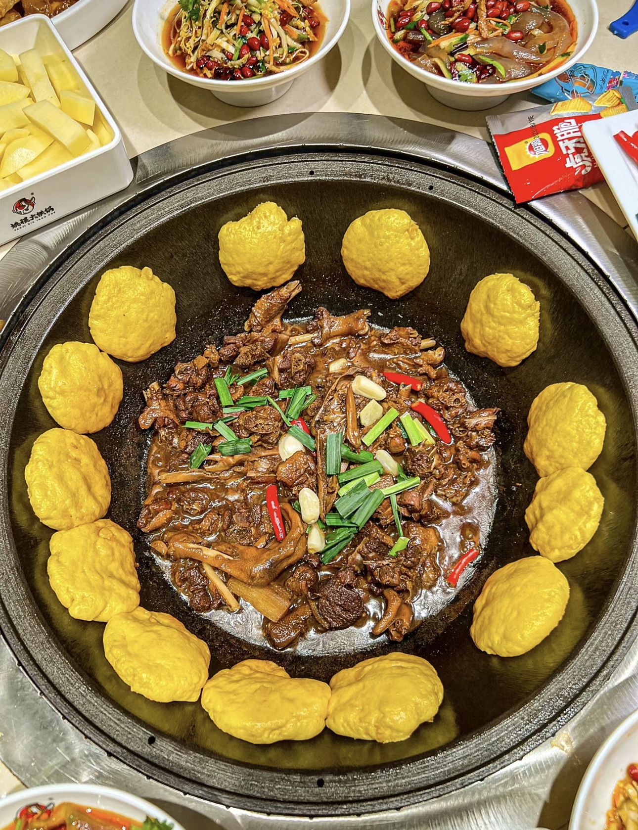 铁锅炖鹅，热情似火！肥美的鹅肉在铁锅里欢 配图1