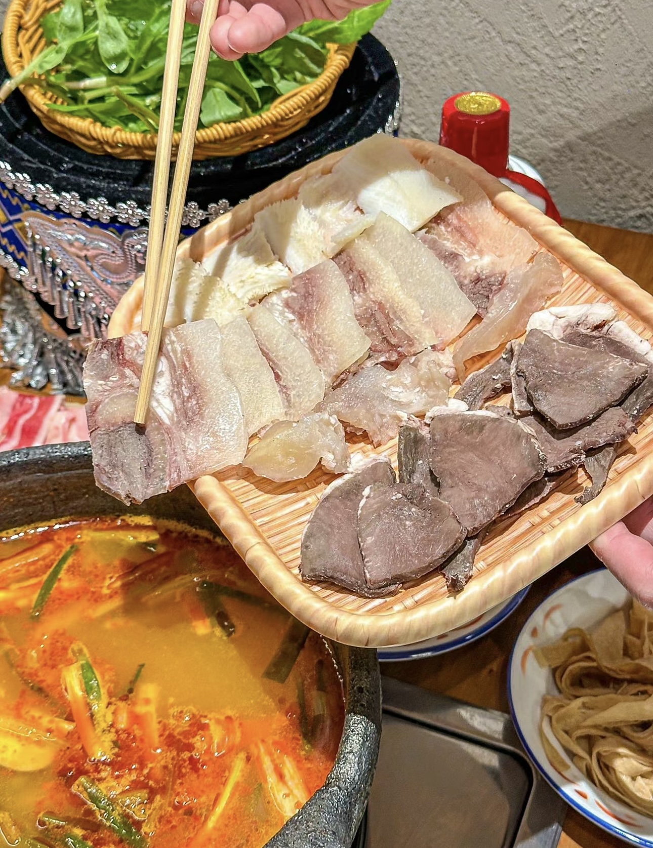 酸汤火锅，独特风味。汤汁浓郁，酸味开胃。 配图3