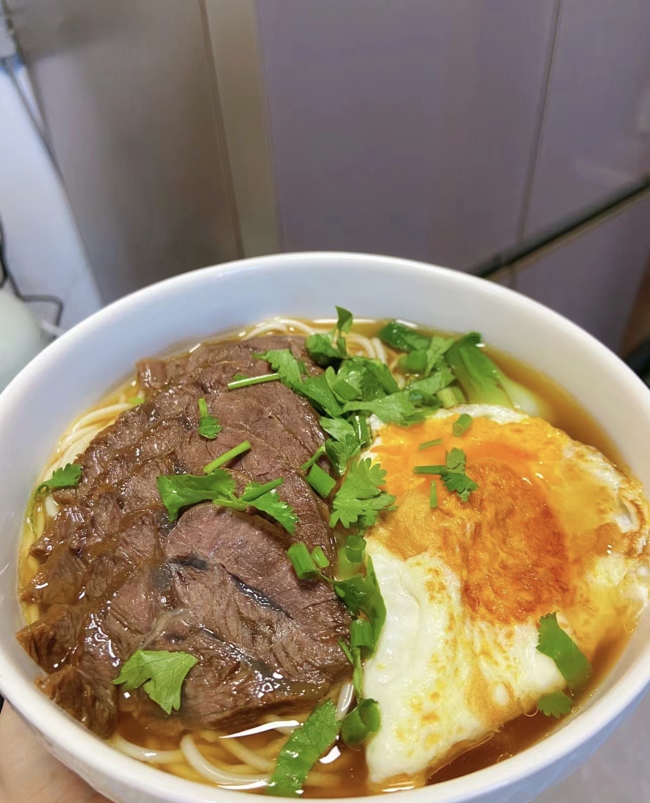 汤底咸鲜又不油腻，牛肉软糯入味，加点辣椒 配图3
