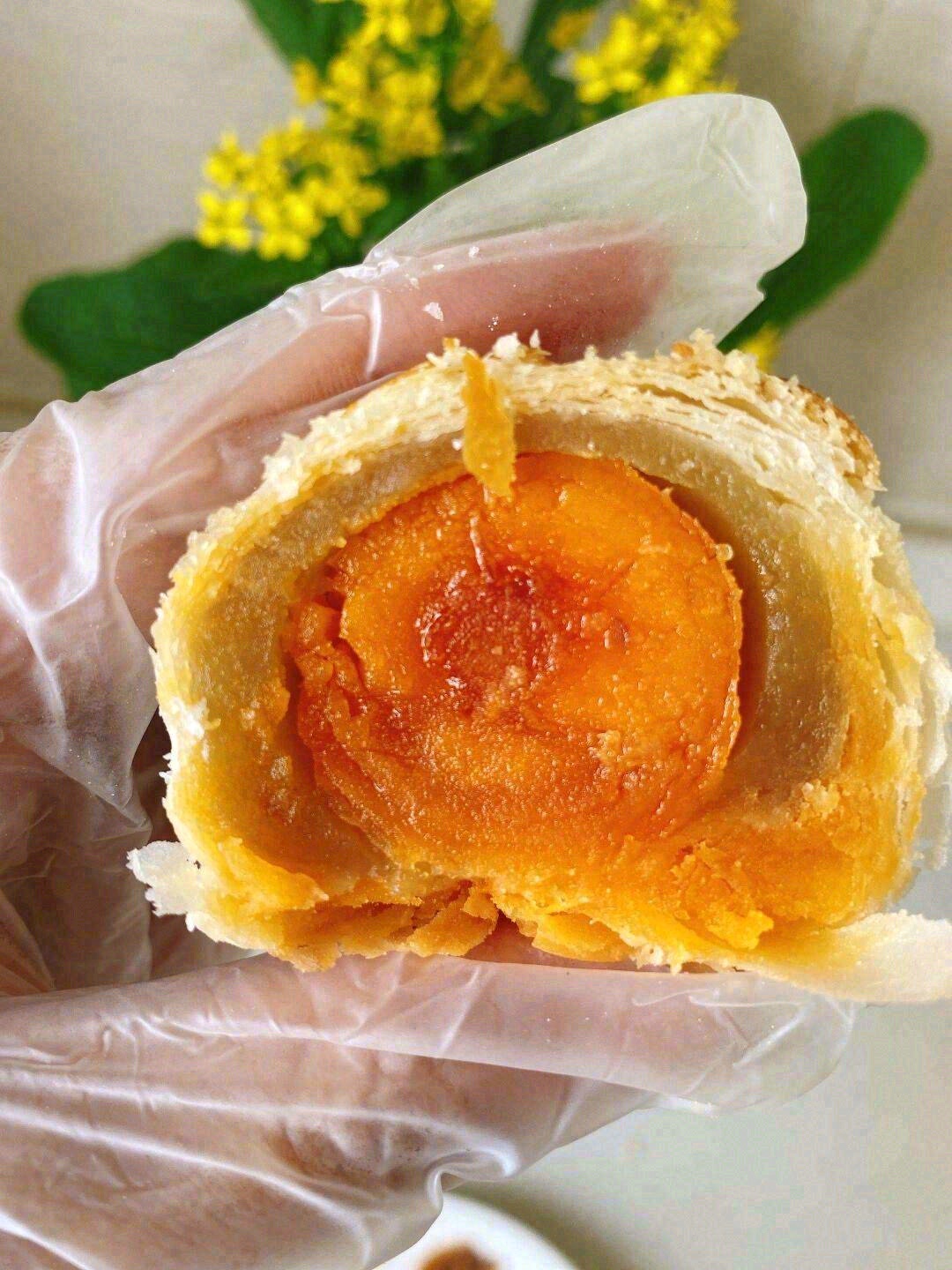 🥮【蛋黄酥】现烤现卖🔥 外表酥香✨内陷软 配图1
