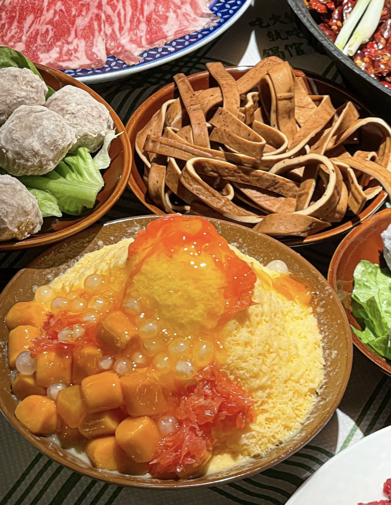 火辣与鲜香交织，特色食材在锅中翻滚。在南 配图3