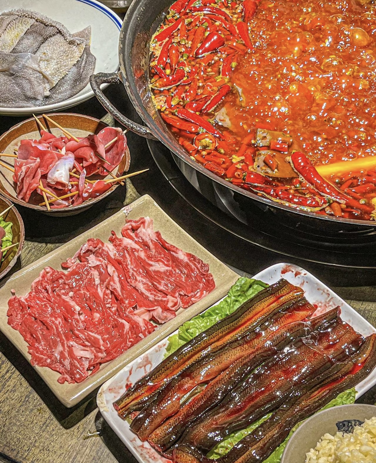 锅底牛油味厚重,味道非常地道！看着就很馋 配图2