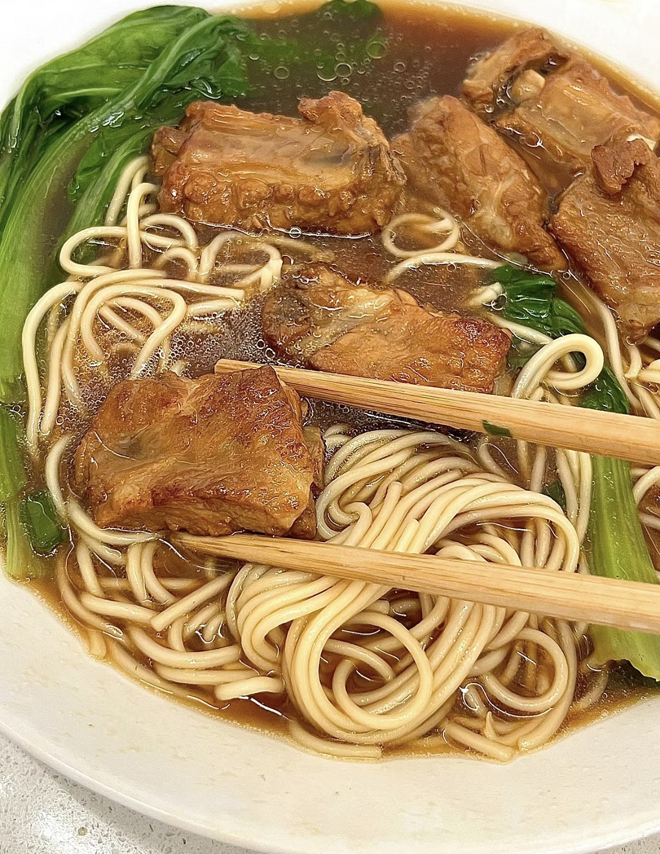 大块的排骨，鲜嫩多汁，经过精心红烧，散发 配图3