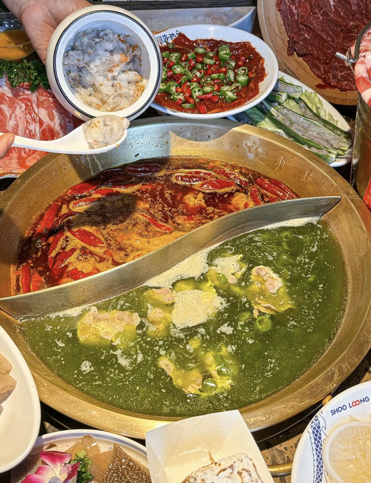 一锅鸳鸯，两种风情。清汤的淡雅与红汤的热 配图3