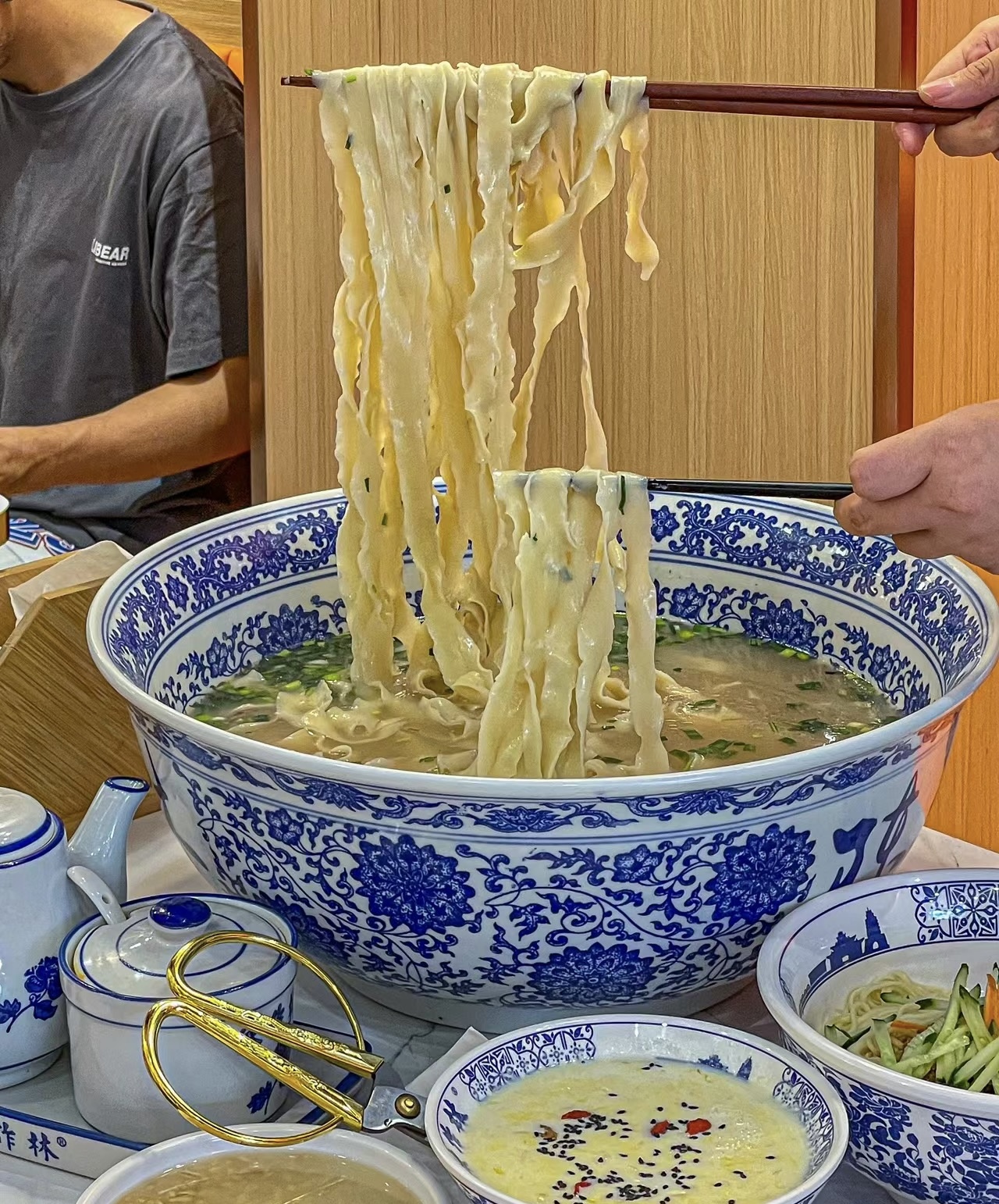 开面馆啦！这里有各种特色面条，鲜香四溢， 配图1