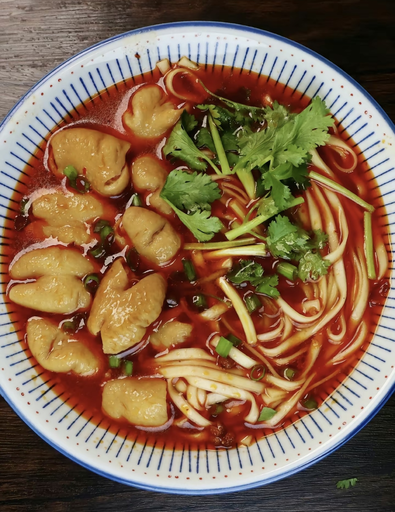 肥肠面的肥肠通常是经过精心处理和烹制的， 配图1