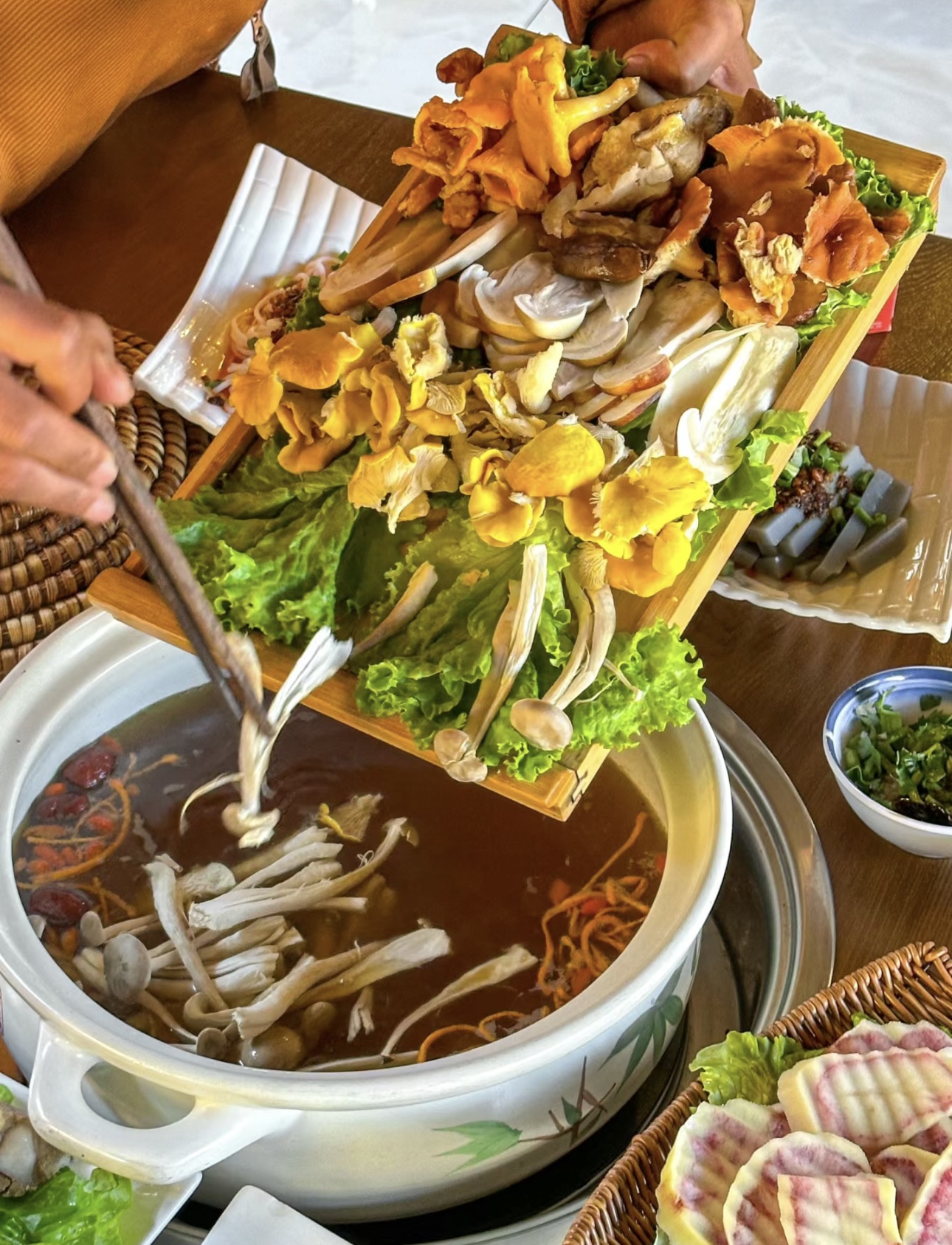 菌子火锅，多种鲜美的菌菇汇聚一锅，熬出浓 配图2