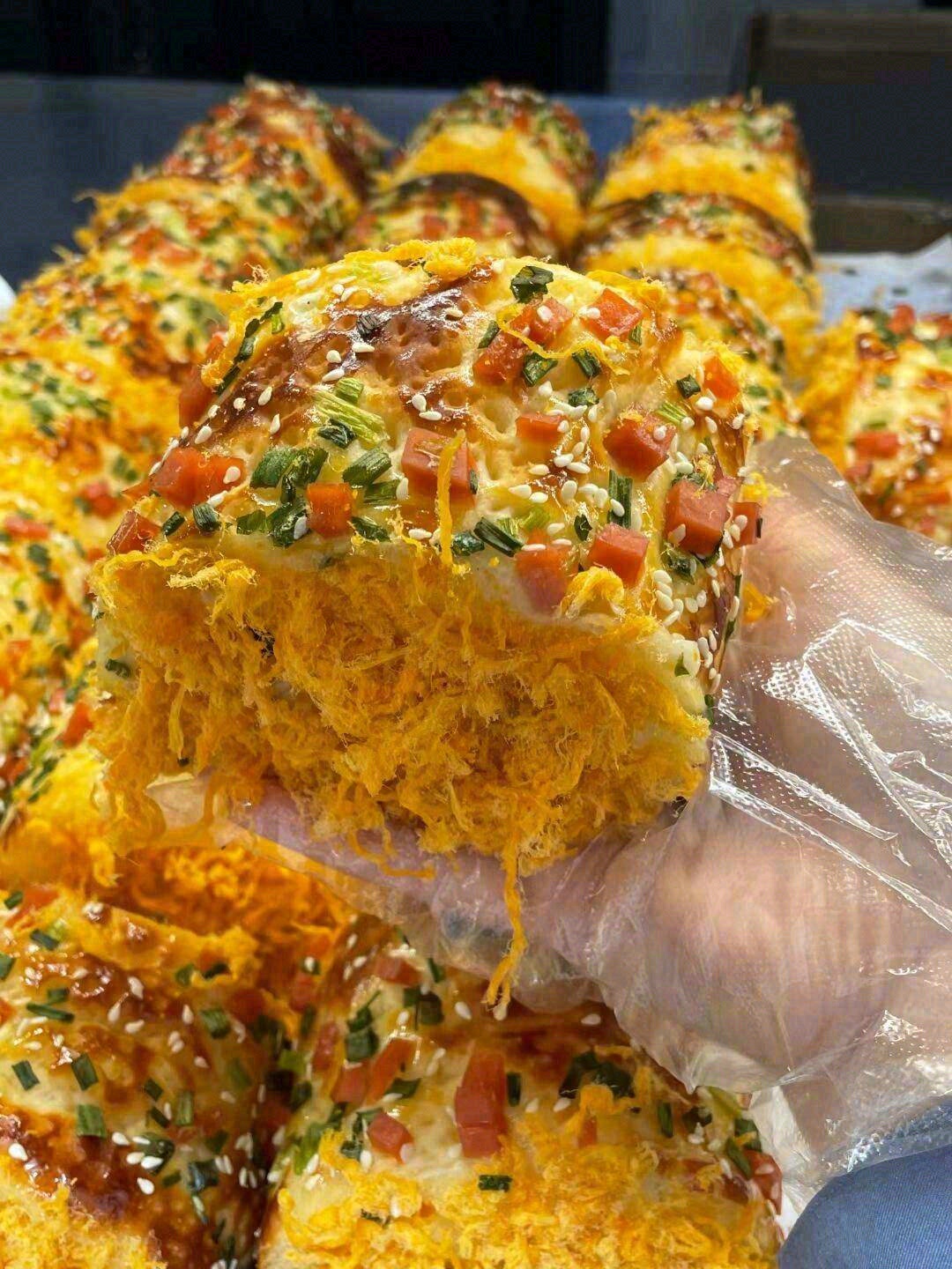 🍰蛋糕体吃起来很湿润，很绵密的口感👅咬开 配图1