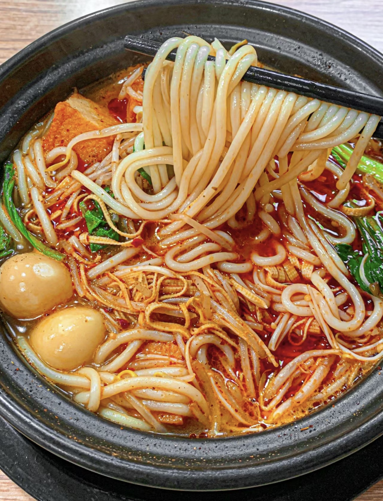 热气腾腾的砂锅米线，各种食材在砂锅中翻滚 配图3