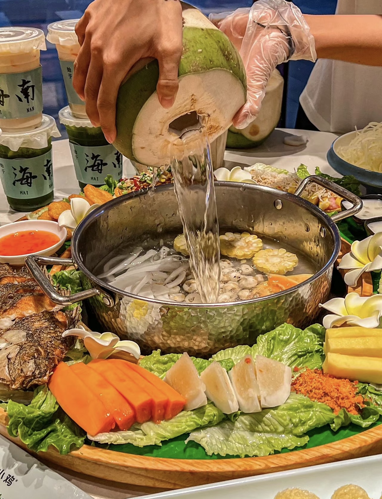 椰子鸡火锅，椰香四溢，鸡肉滑嫩。汤底清甜 配图1