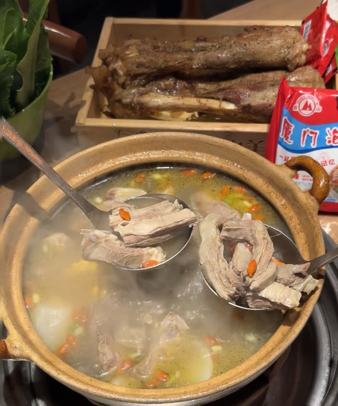 啊啊啊！满满的大锅的羊肉量是真的足啊！先 配图1