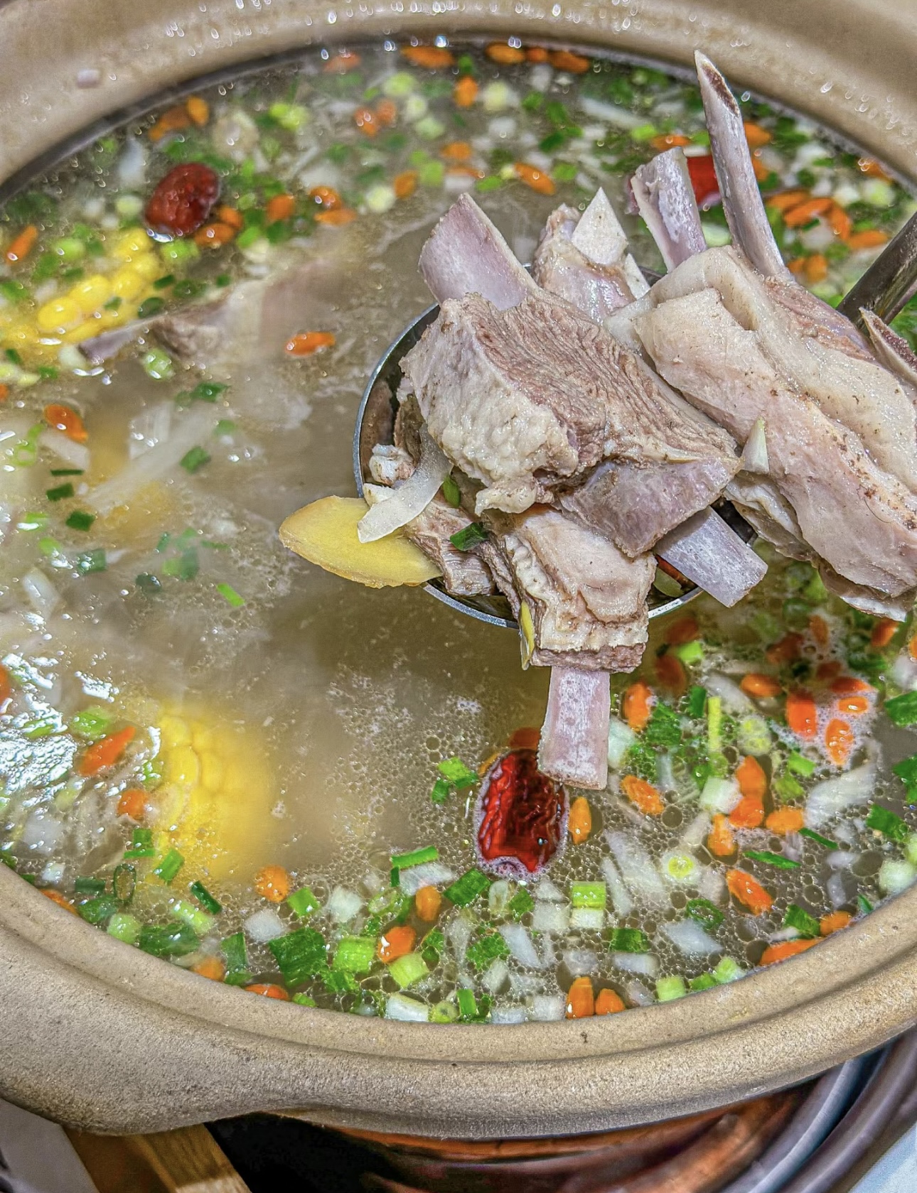 热气腾腾的羊肉火锅，鲜嫩羊肉在锅中翻滚， 配图2
