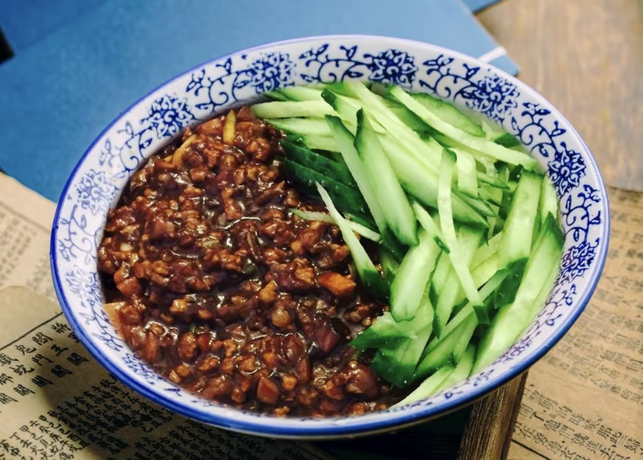 人间烟火之炸酱面，再吃上几瓣大蒜那叫个舒 配图2