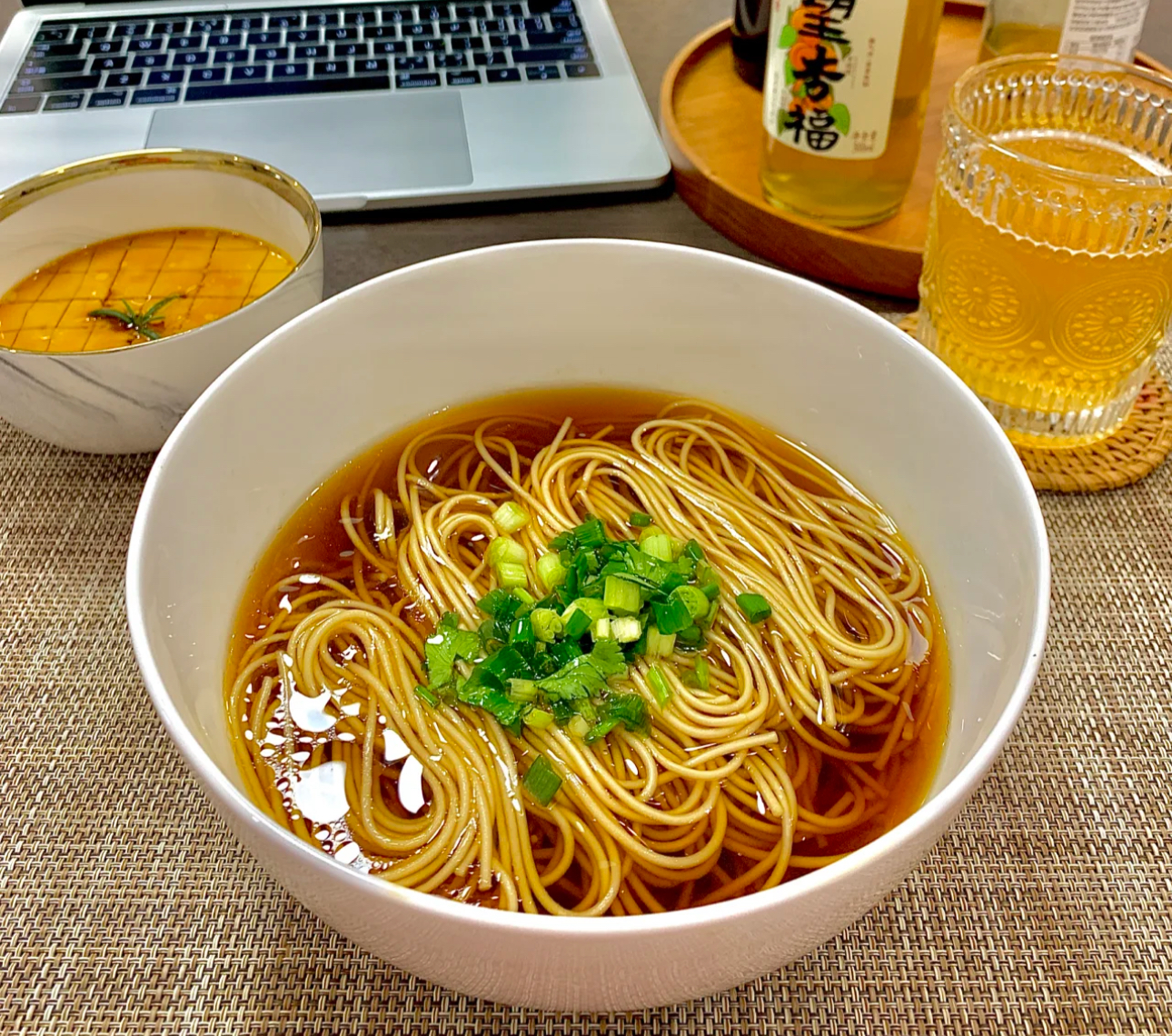 一碗阳春面，清汤寡水却有着独特韵味。那细 配图1
