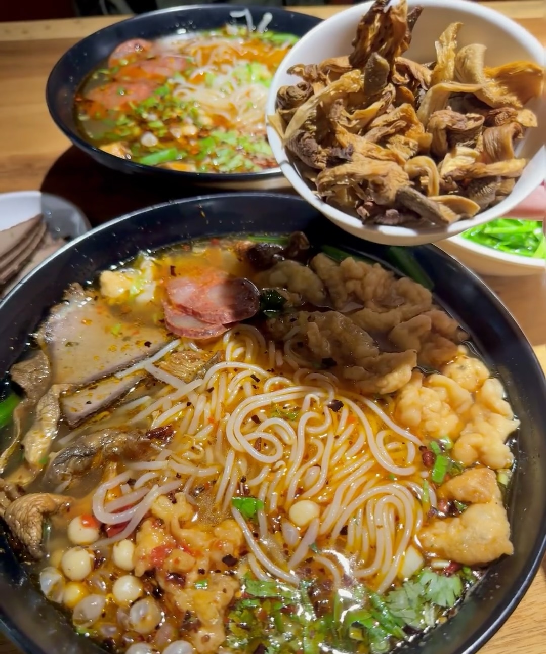 锅的汤盛满，再舀起一大坨鲜肉，摁实在锅壁 配图2