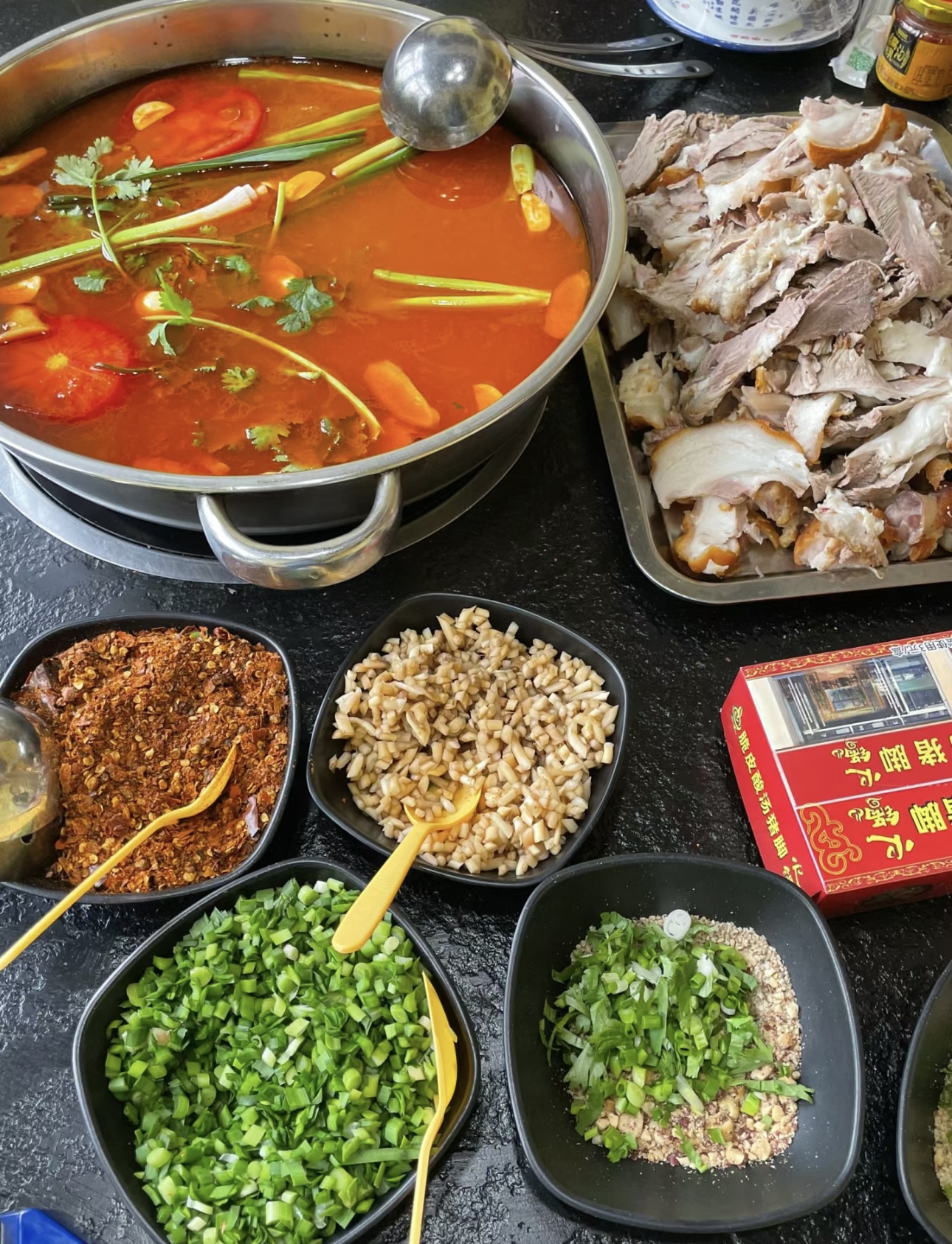酸汤牛肉火锅，那浓郁的酸香，搭配上鲜嫩的 配图1