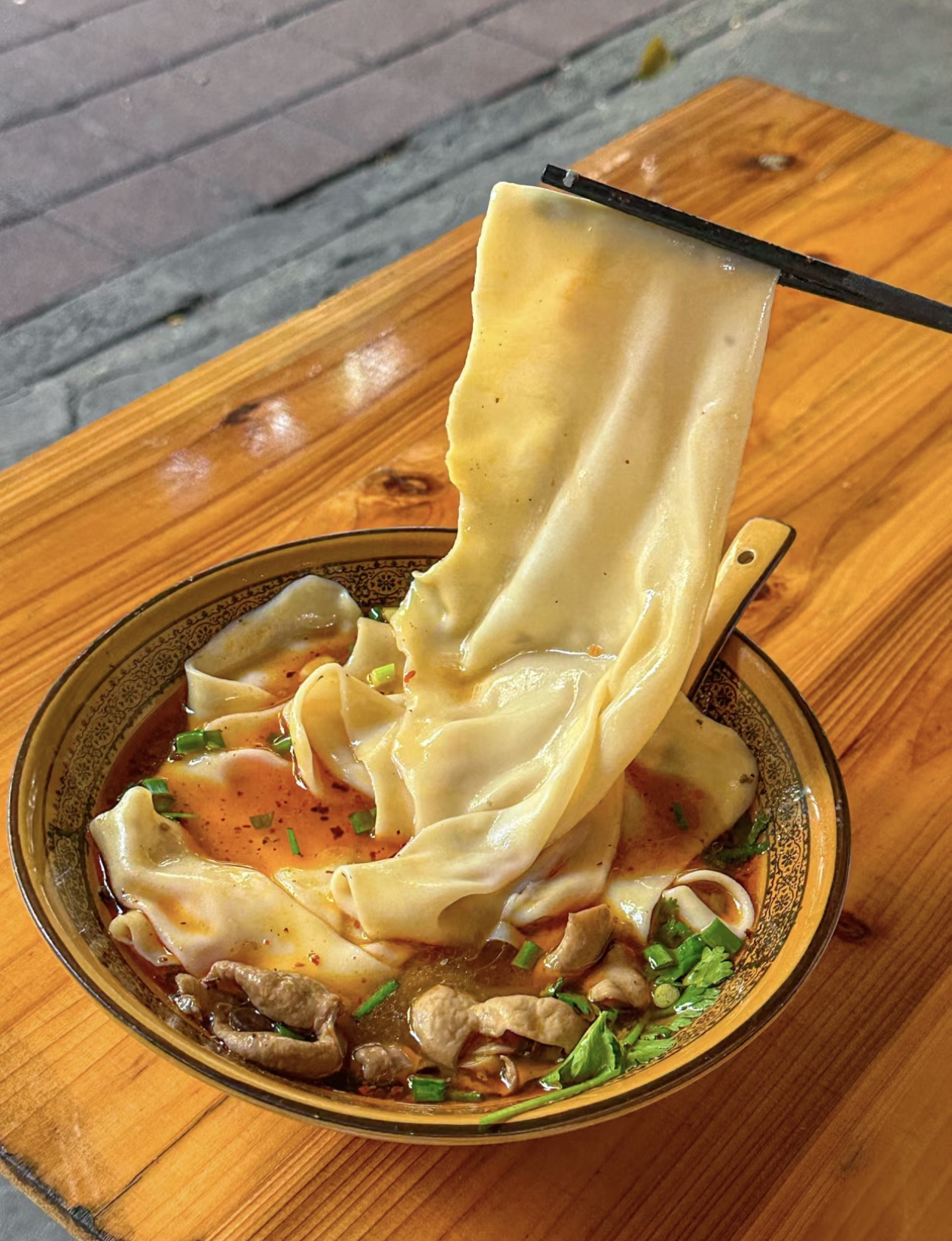 手工制作的铺盖面，薄如蝉翼，口感劲道。搭 配图1