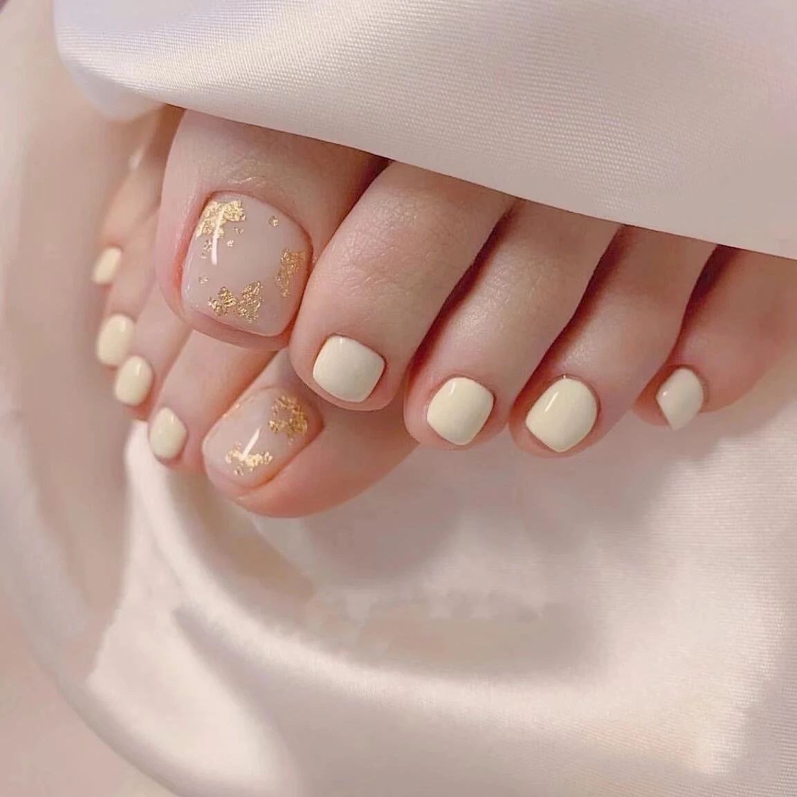 夏季脚部美甲💅 一双精致的脚 点缀一抹亮