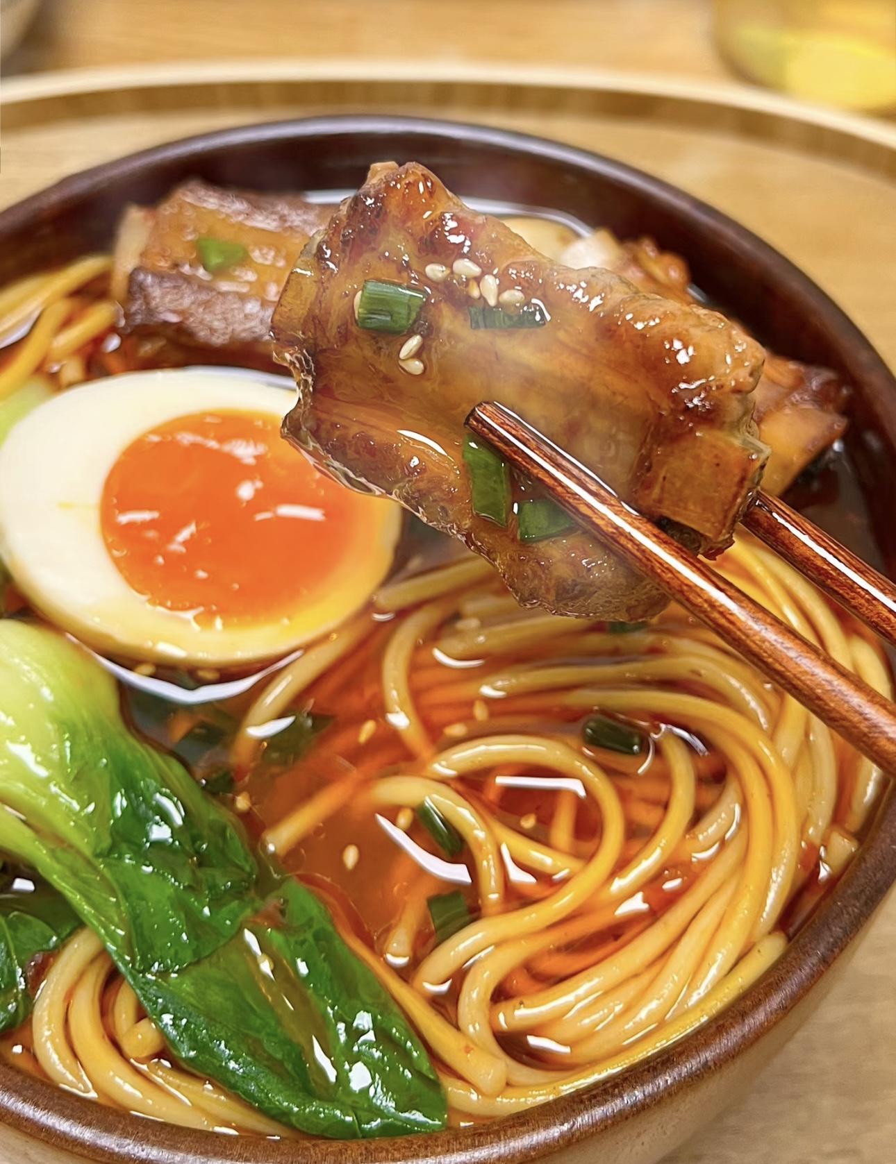 香辣排骨面，味蕾盛宴！香酥排骨搭配劲道面 配图2