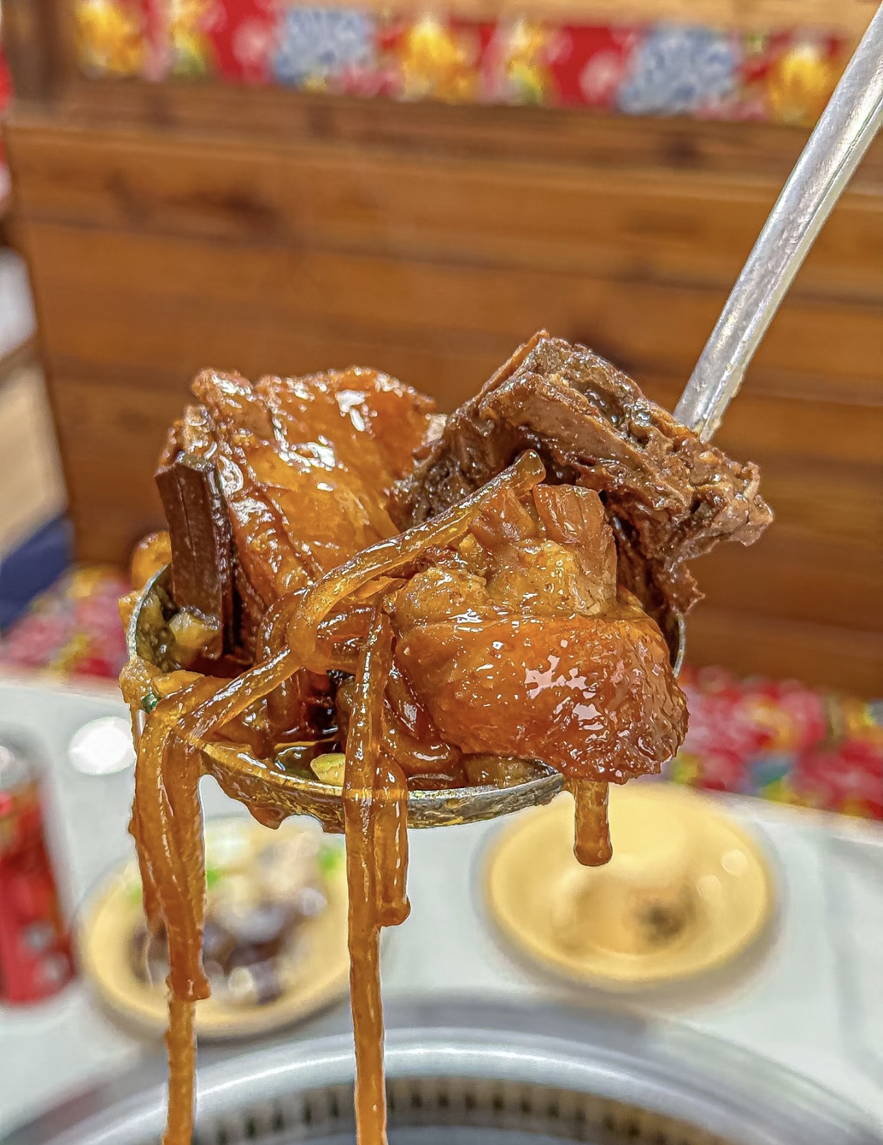 铁锅之中，鸡肉与香料相拥共舞，演绎着一场 配图2