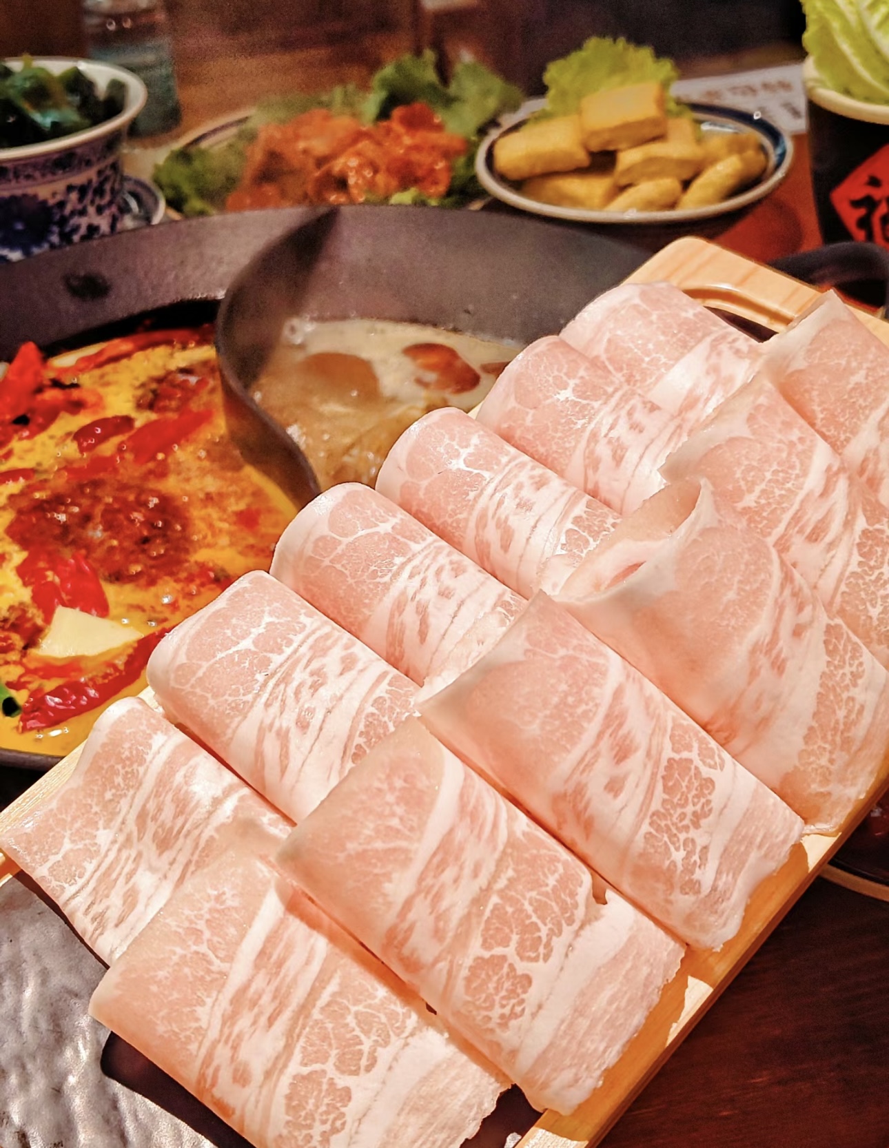 一锅红艳，煮沸人间美味；重庆火锅，辣翻味 配图3