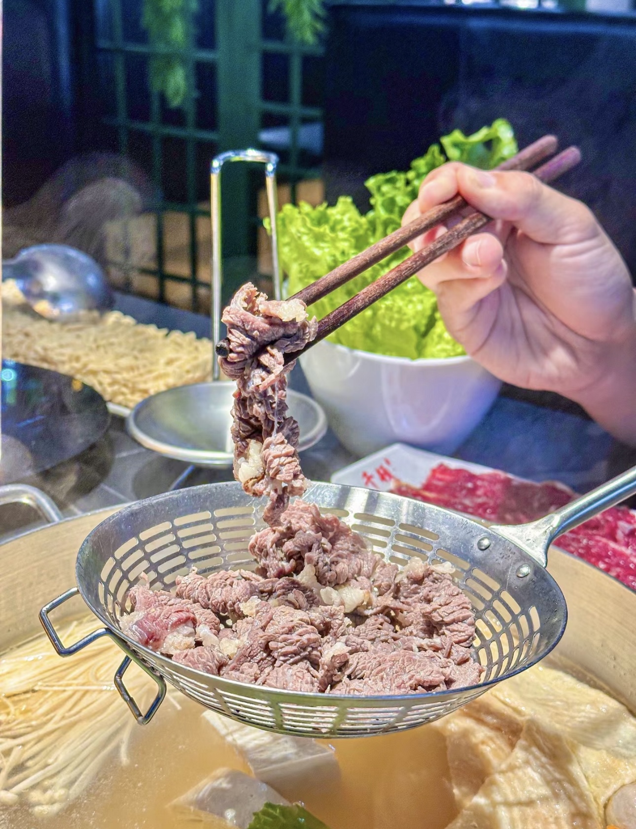 潮汕牛肉火锅，精选上等牛肉，手切薄厚均匀 配图2