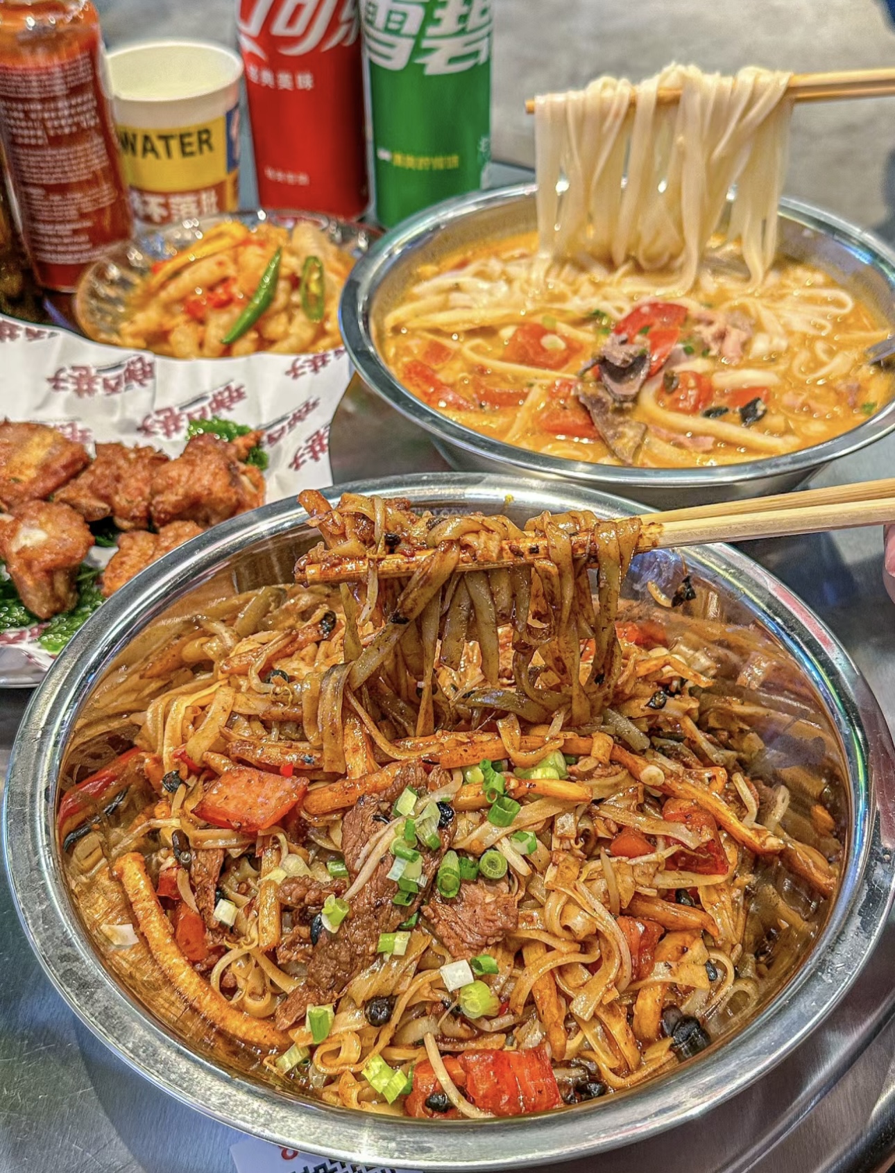 酸辣香浓的汤底，配上爽滑劲道的米粉，再加 配图1