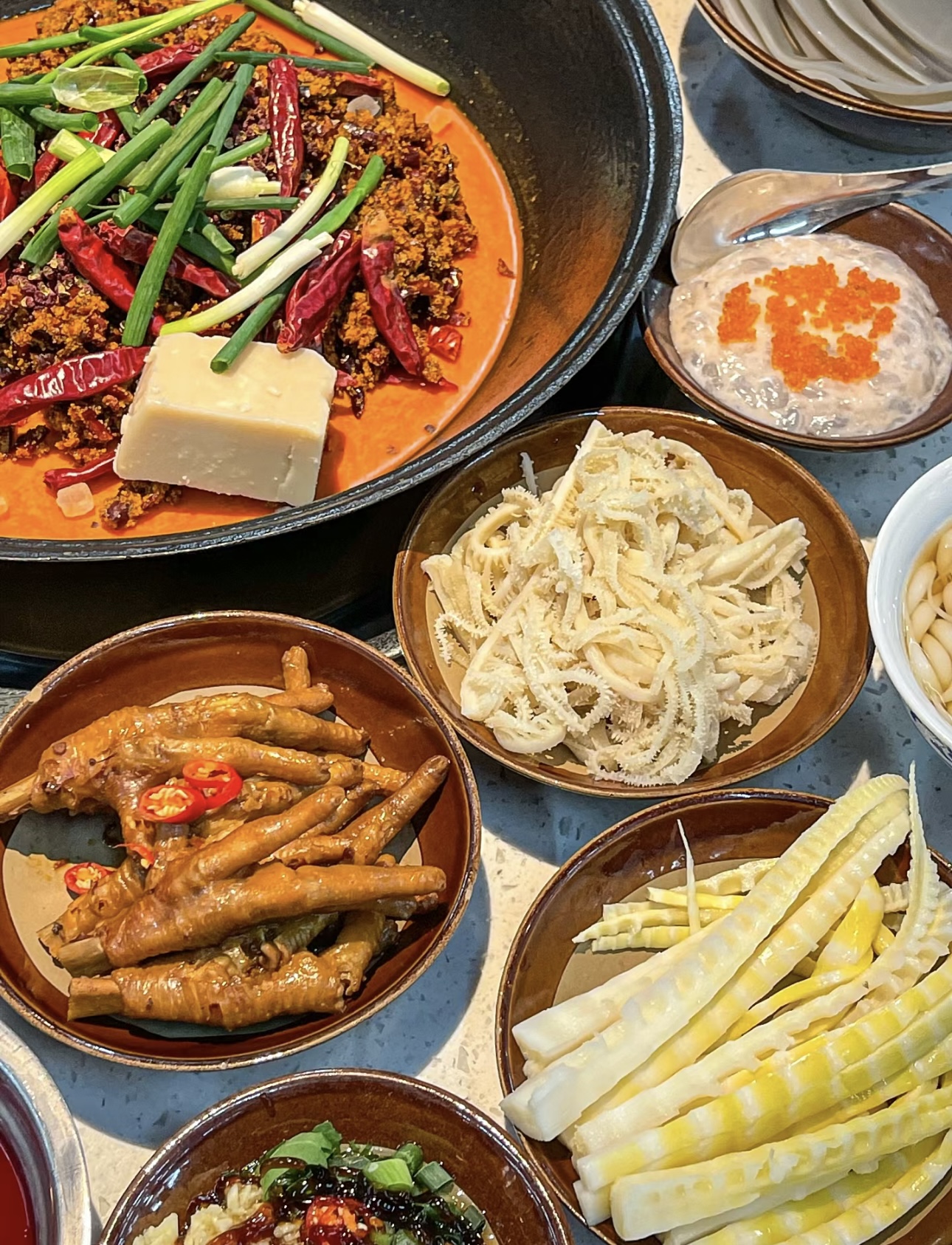 嘿！来尝尝重庆火锅，那锅底红得像辣椒在跳 配图3