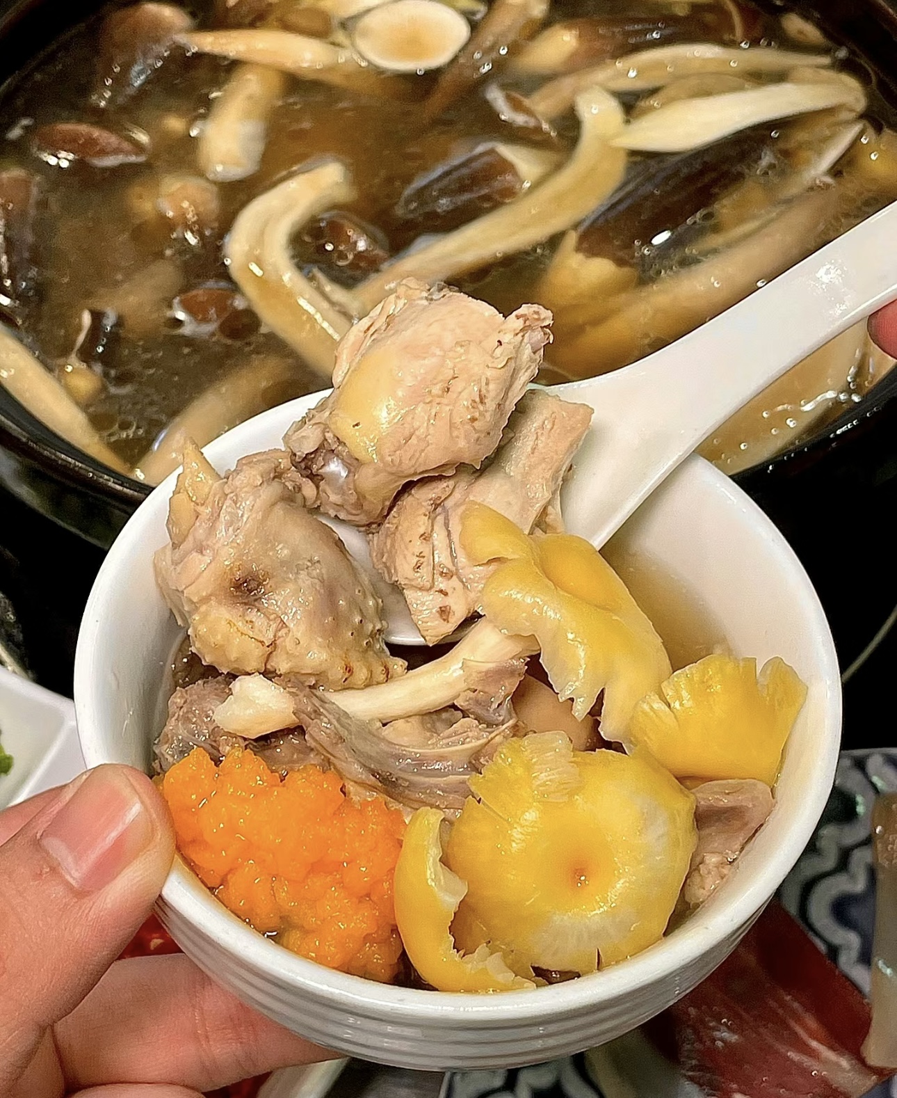 菌子火锅，是一场舌尖上的奇幻之旅。各种鲜 配图3