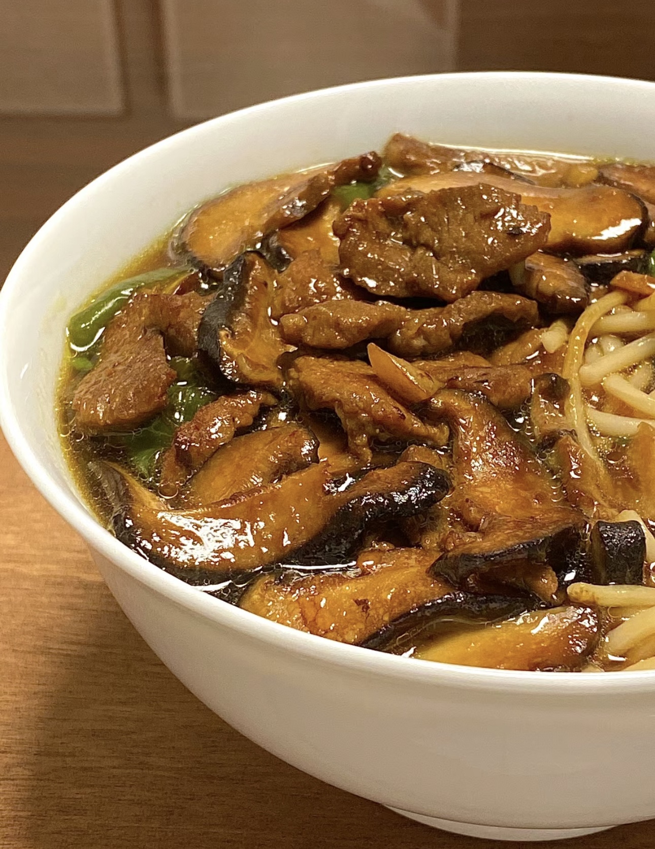 香菇肉片汤面，香菇的鲜美与肉片的嫩滑相得 配图2