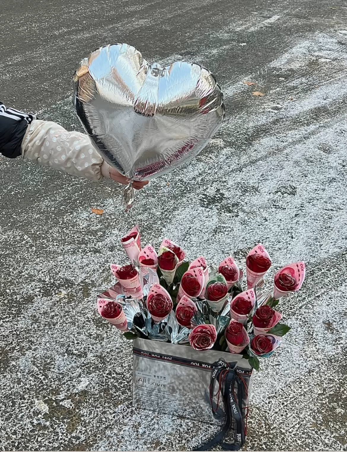 “买一束花吧，那不止是花，是卖花人经营的 配图3
