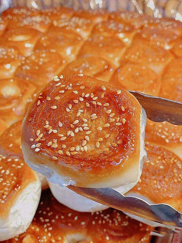 🍞面包体非常松软有韧劲，油滋滋的蜂蜜脆底 配图1
